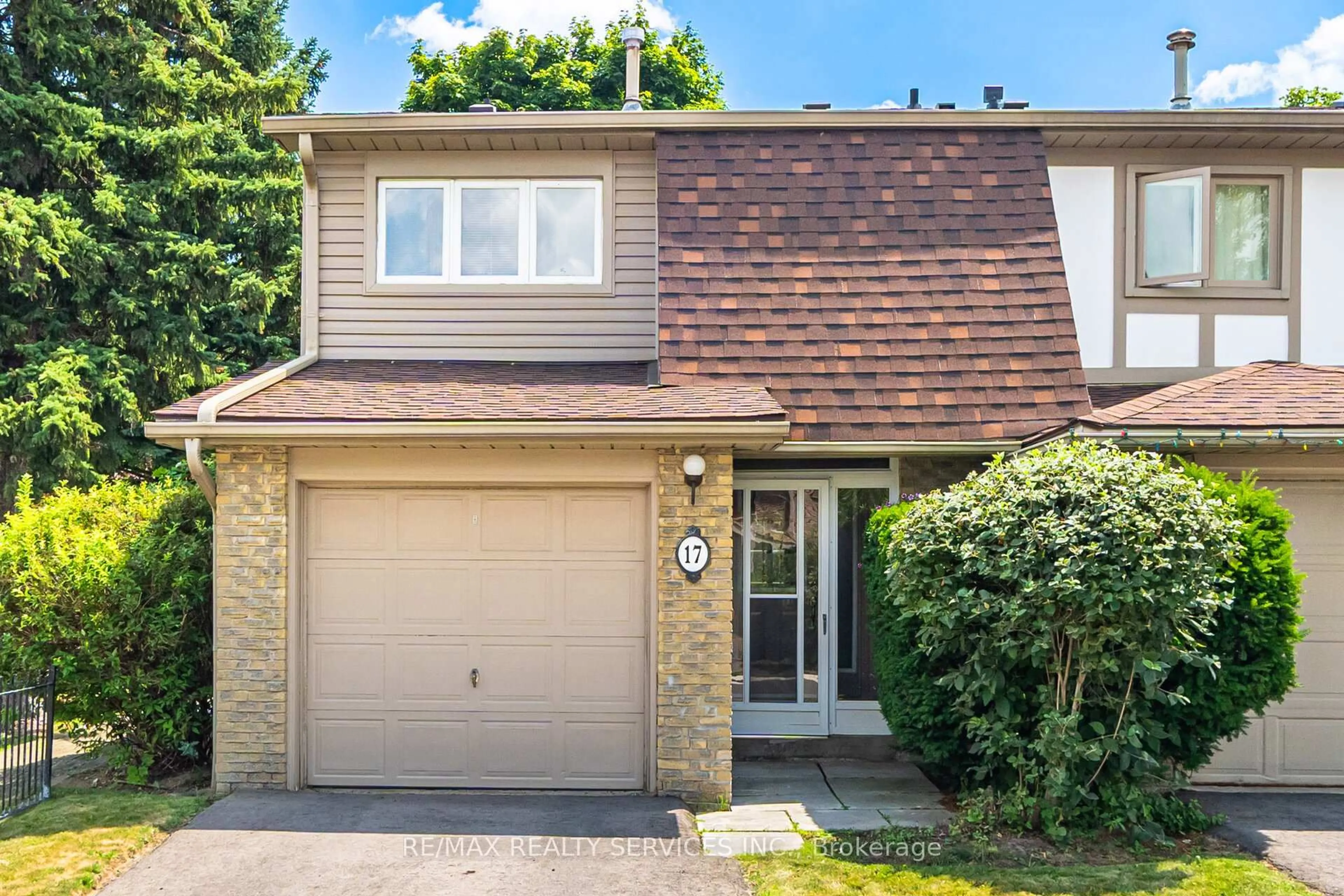 Home with vinyl exterior material, street for 17 Gloucester Pl #17, Brampton Ontario L6S 2E5