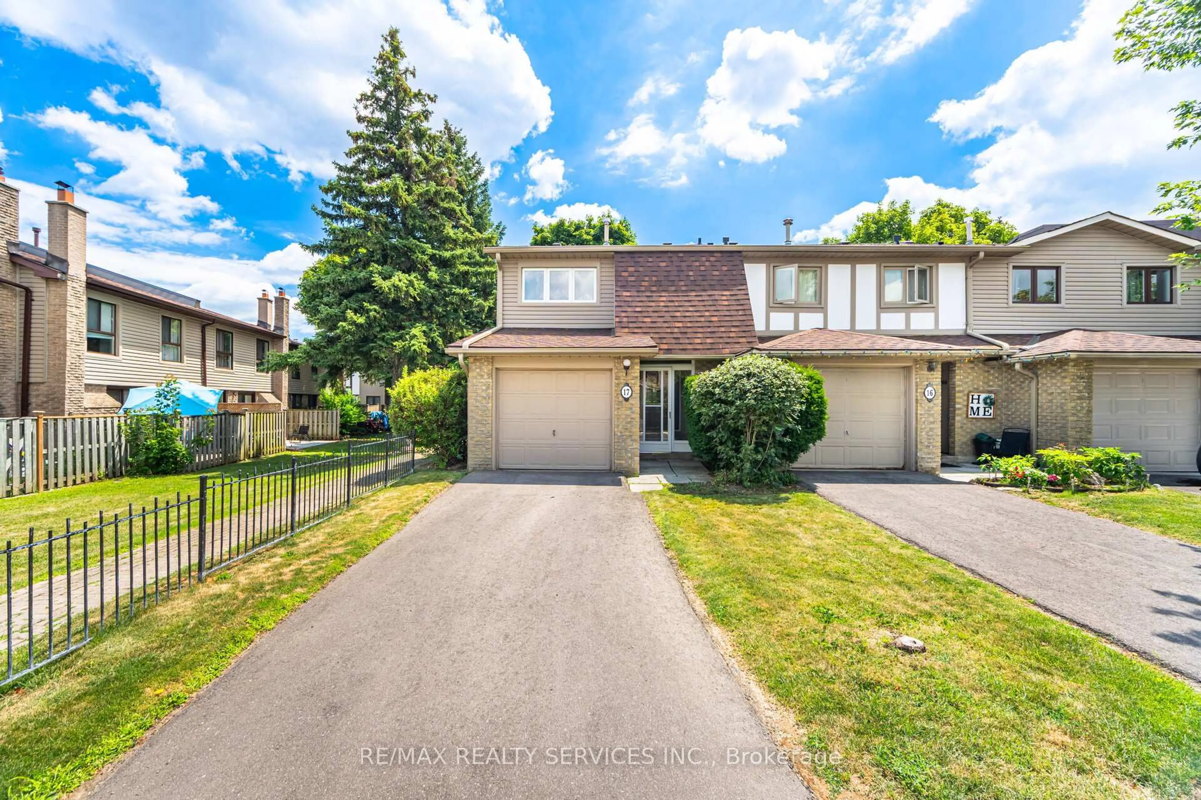 A pic from outside/outdoor area/front of a property/back of a property/a pic from drone, street for 17 Gloucester Pl #17, Brampton Ontario L6S 2E5