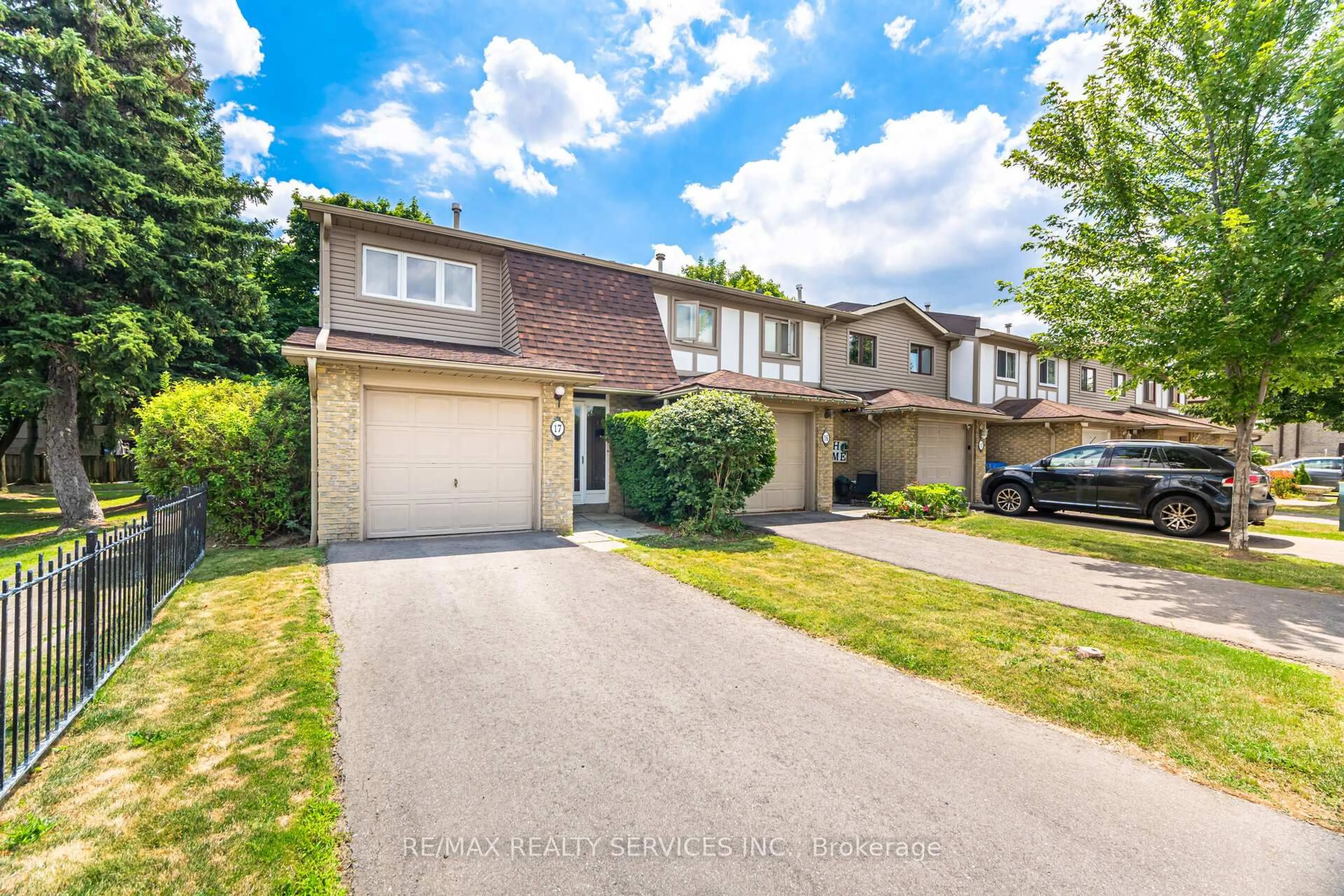 A pic from outside/outdoor area/front of a property/back of a property/a pic from drone, street for 17 Gloucester Pl #17, Brampton Ontario L6S 2E5