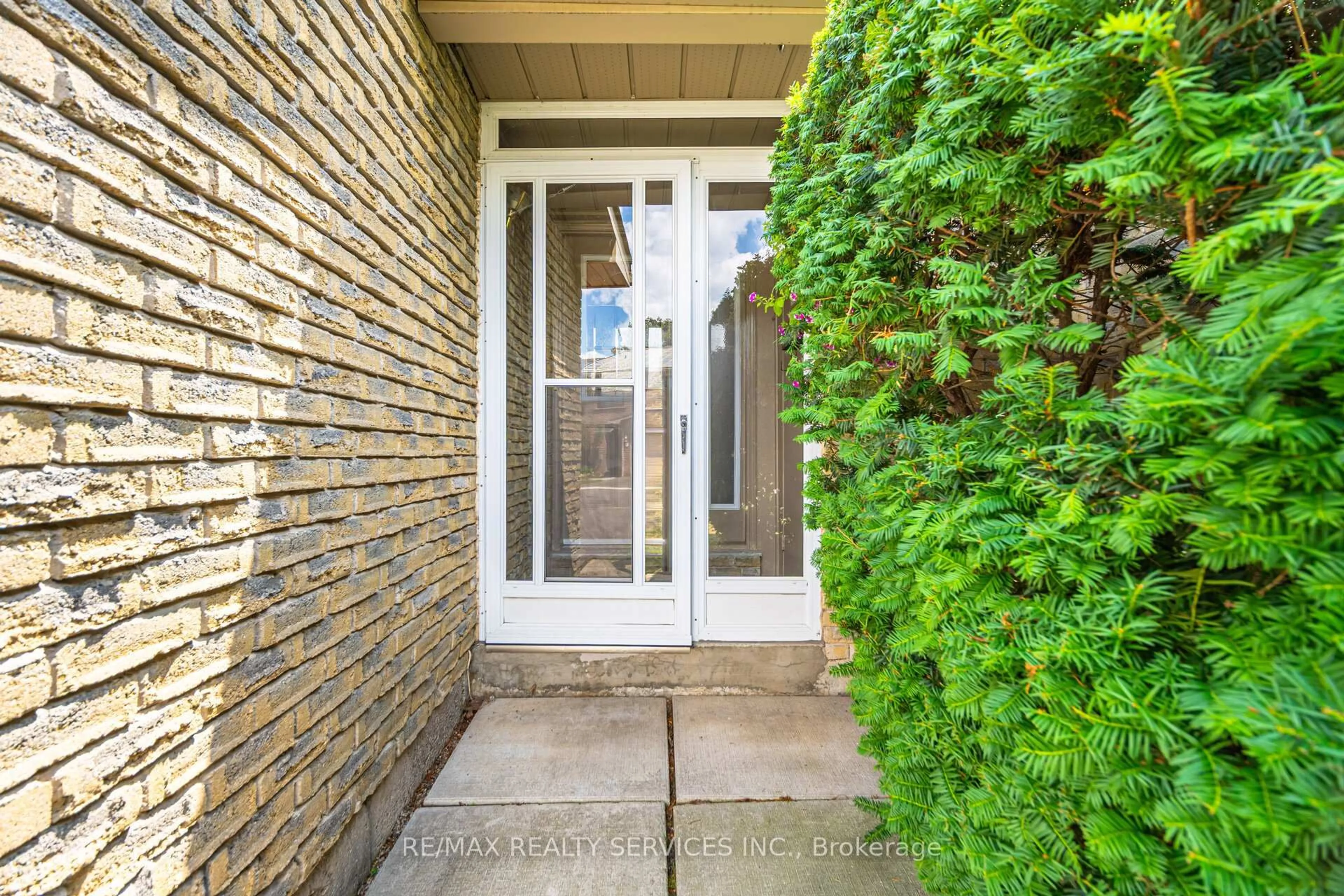 Indoor entryway for 17 Gloucester Pl #17, Brampton Ontario L6S 2E5