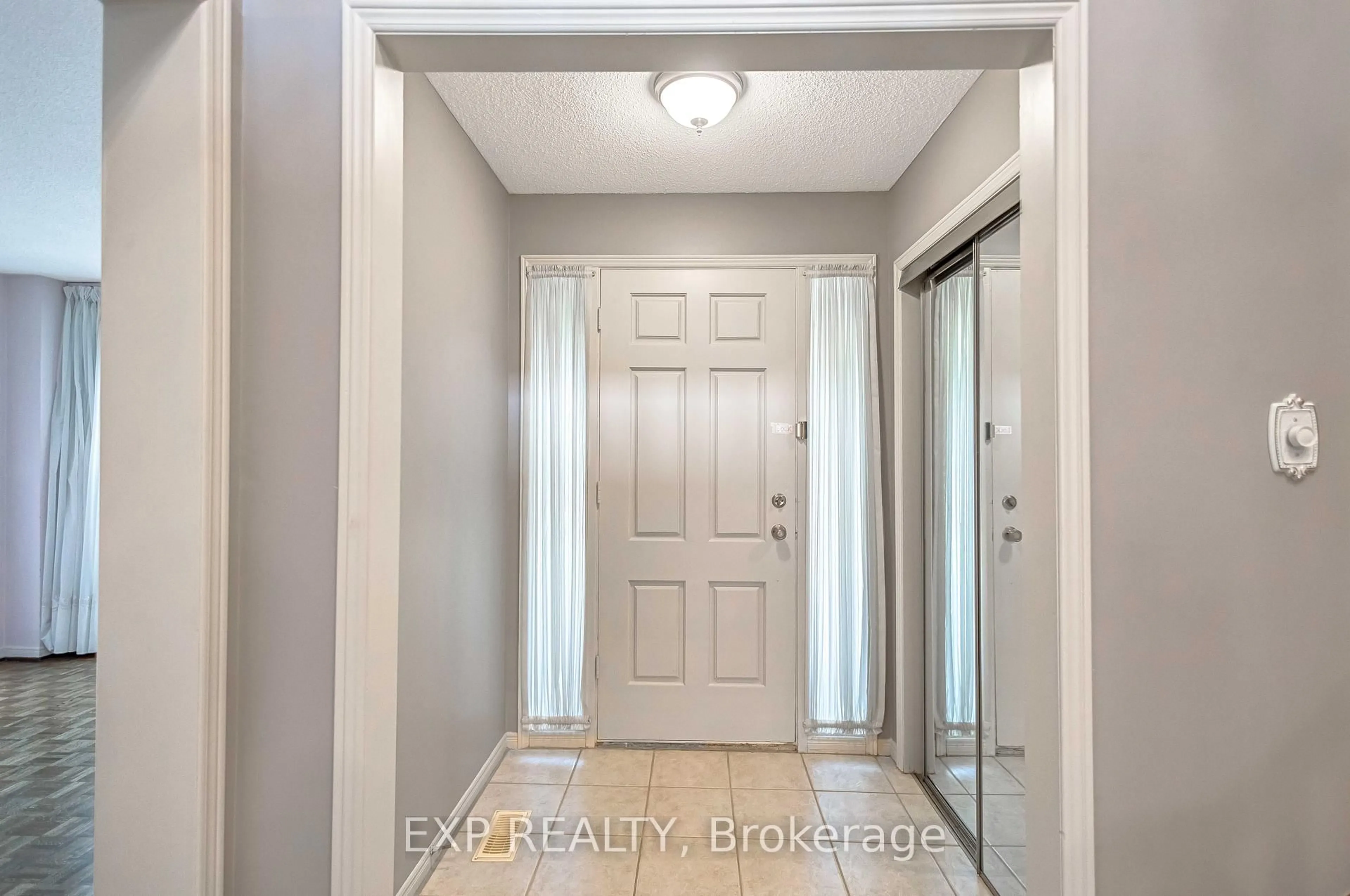 Indoor entryway for 2138 The Chse, Mississauga Ontario L5M 3C8