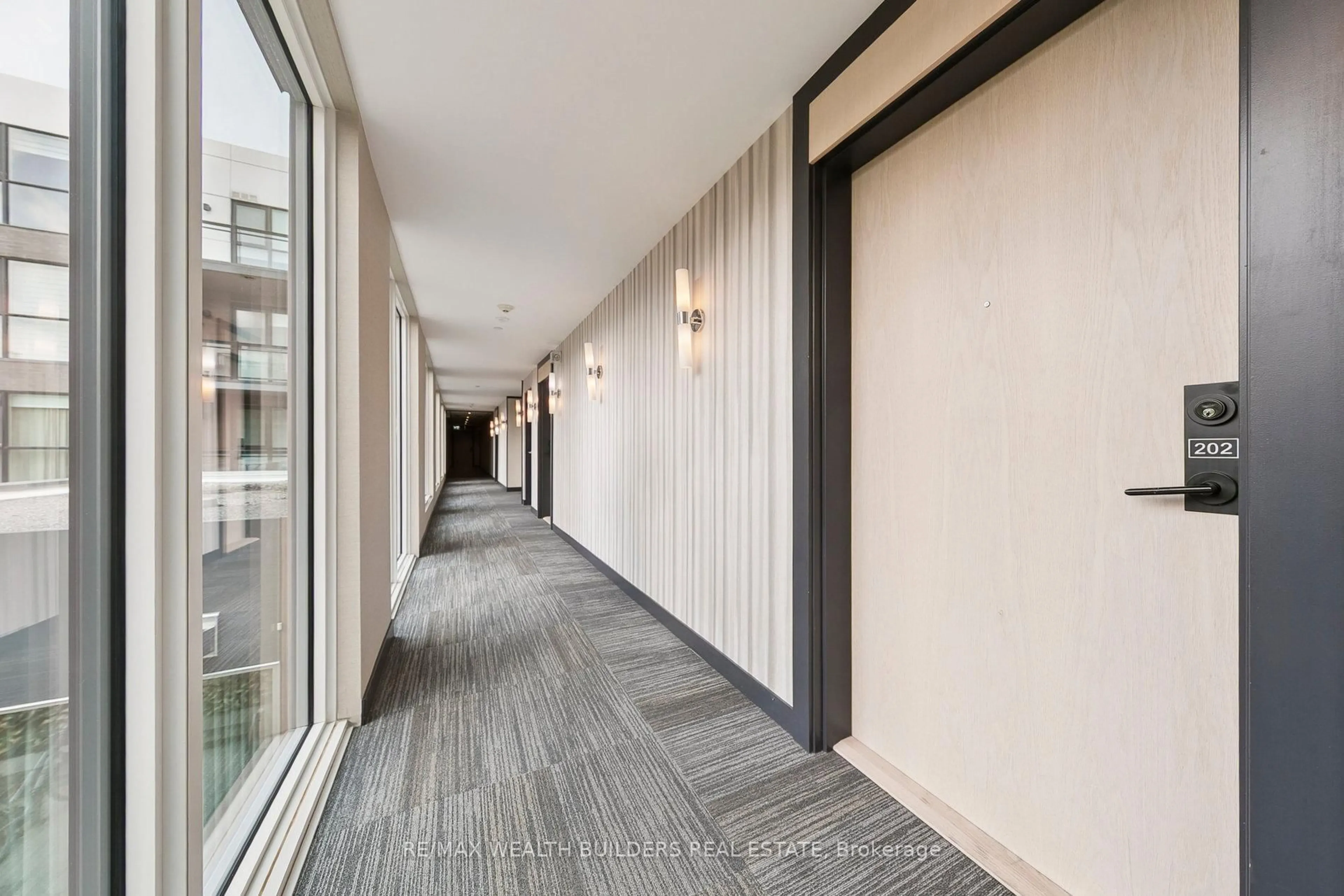 Indoor foyer for 150 Sabina Dr #202, Oakville Ontario L6H 0W3