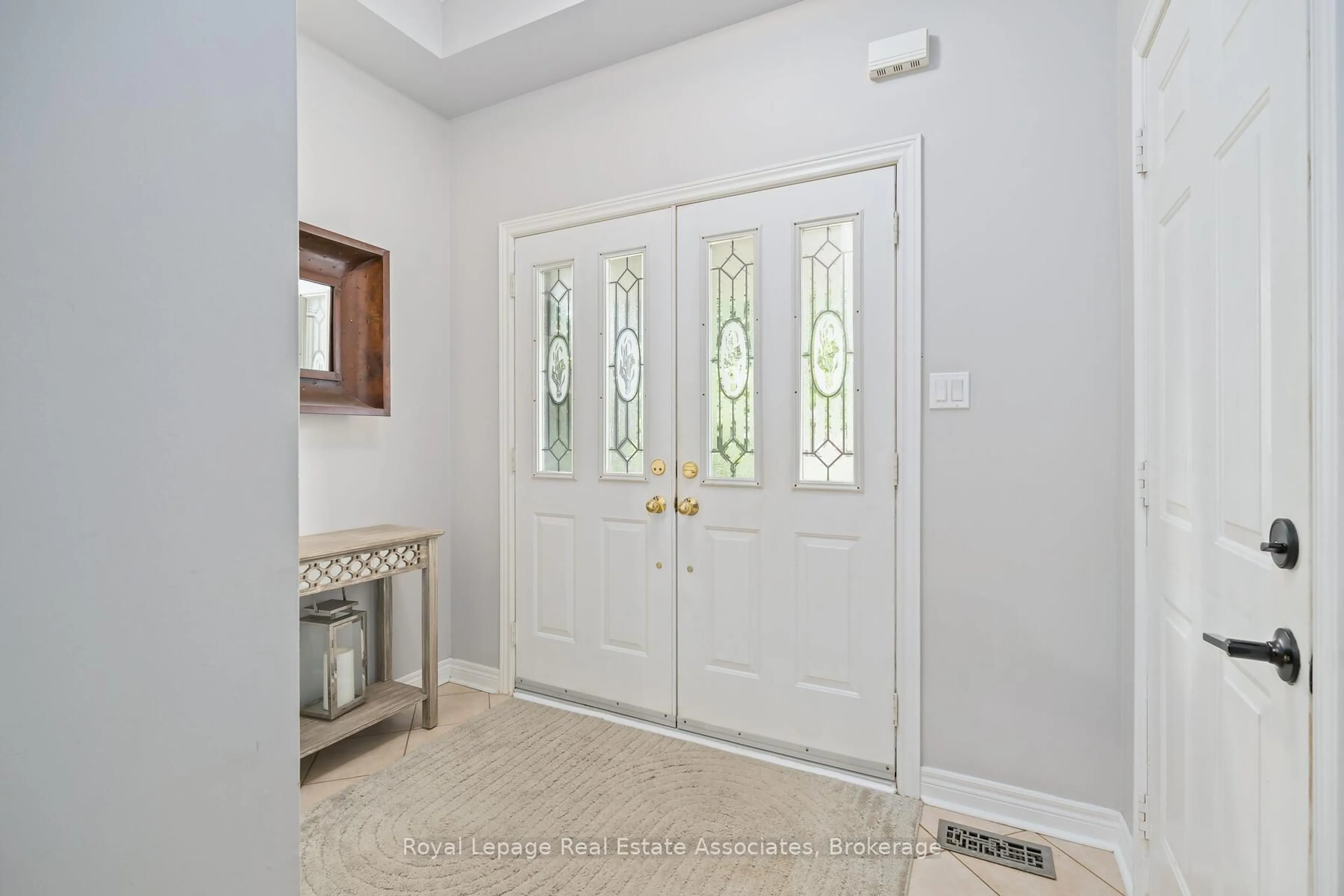 Indoor entryway for 49 Lawlor St, Halton Hills Ontario L7G 6B8