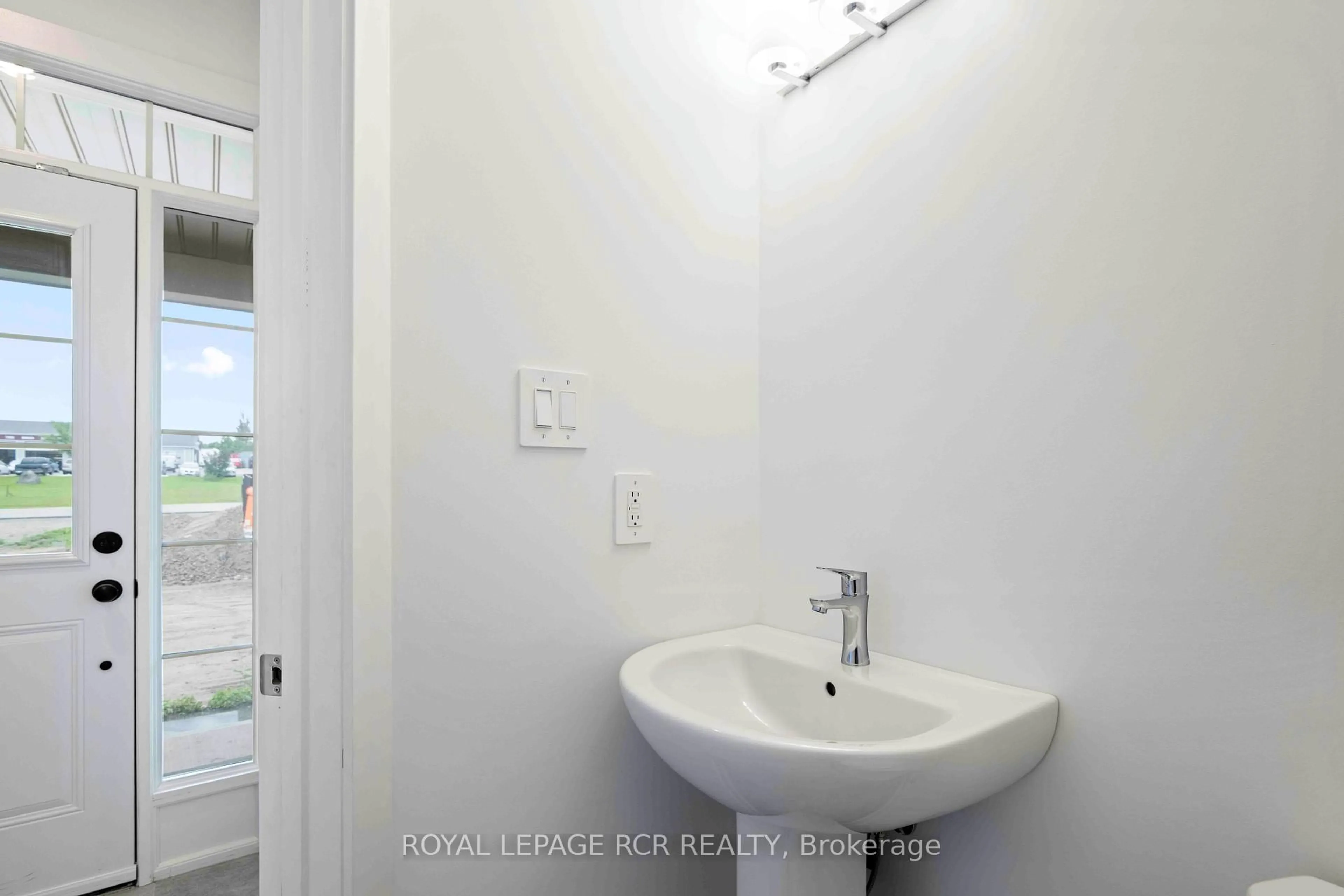 Standard bathroom, unknown for 690 Broadway #28, Orangeville Ontario L9W 5C8