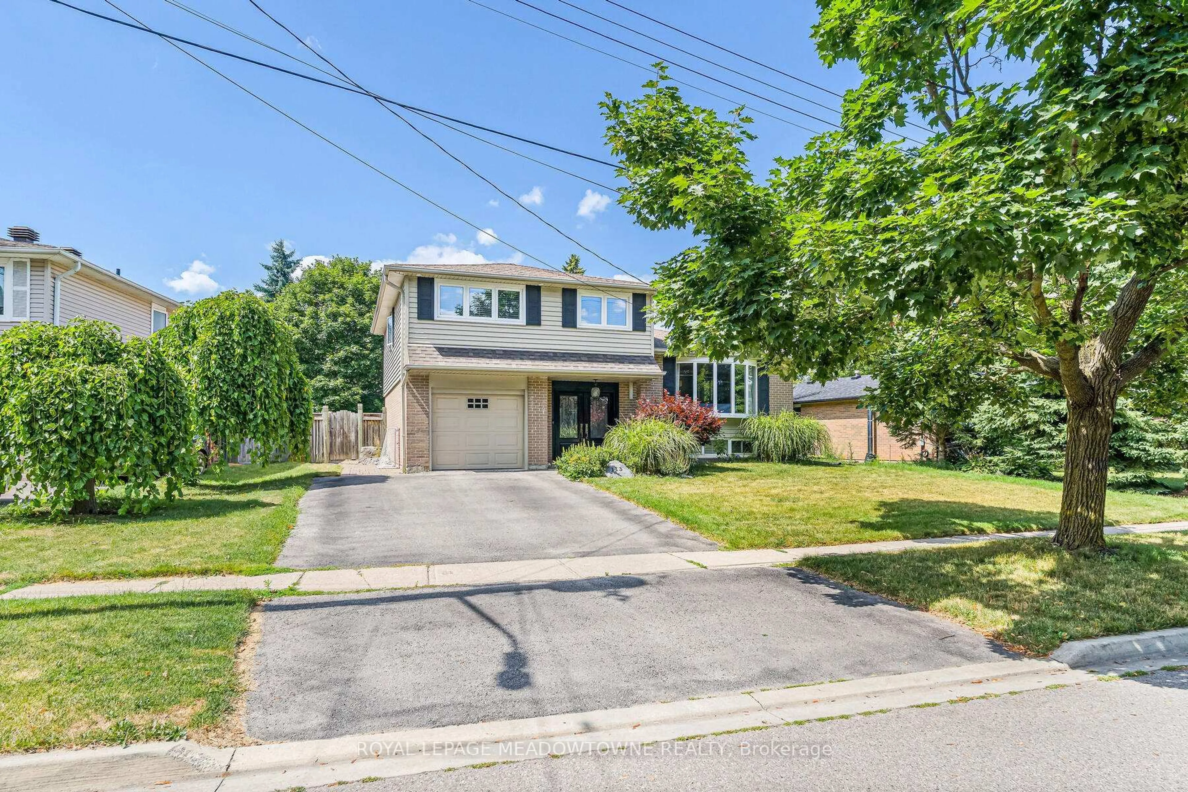 A pic from outside/outdoor area/front of a property/back of a property/a pic from drone, street for 113 Irwin Cres, Halton Hills Ontario L7G 1E7