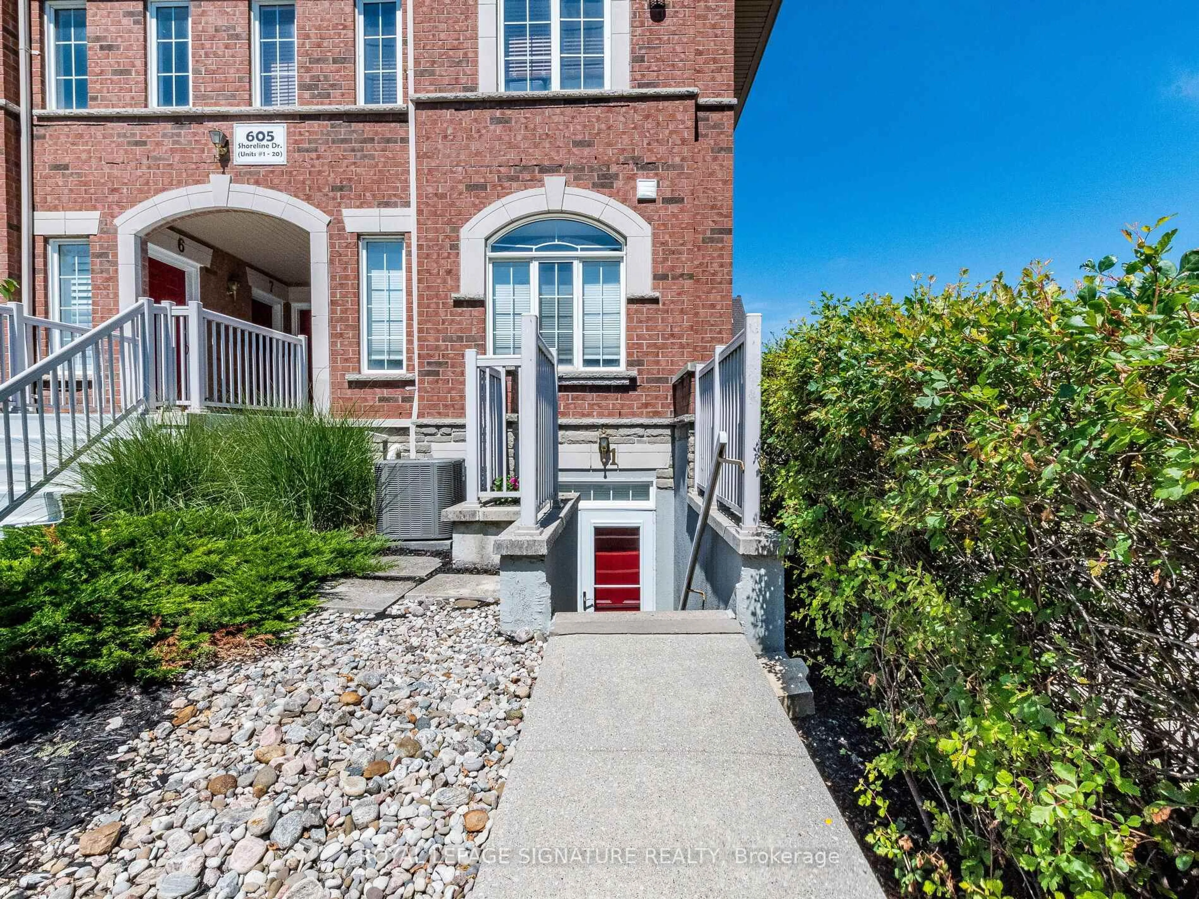 Home with brick exterior material, street for 605 Shoreline Dr #1, Mississauga Ontario L5B 4K5