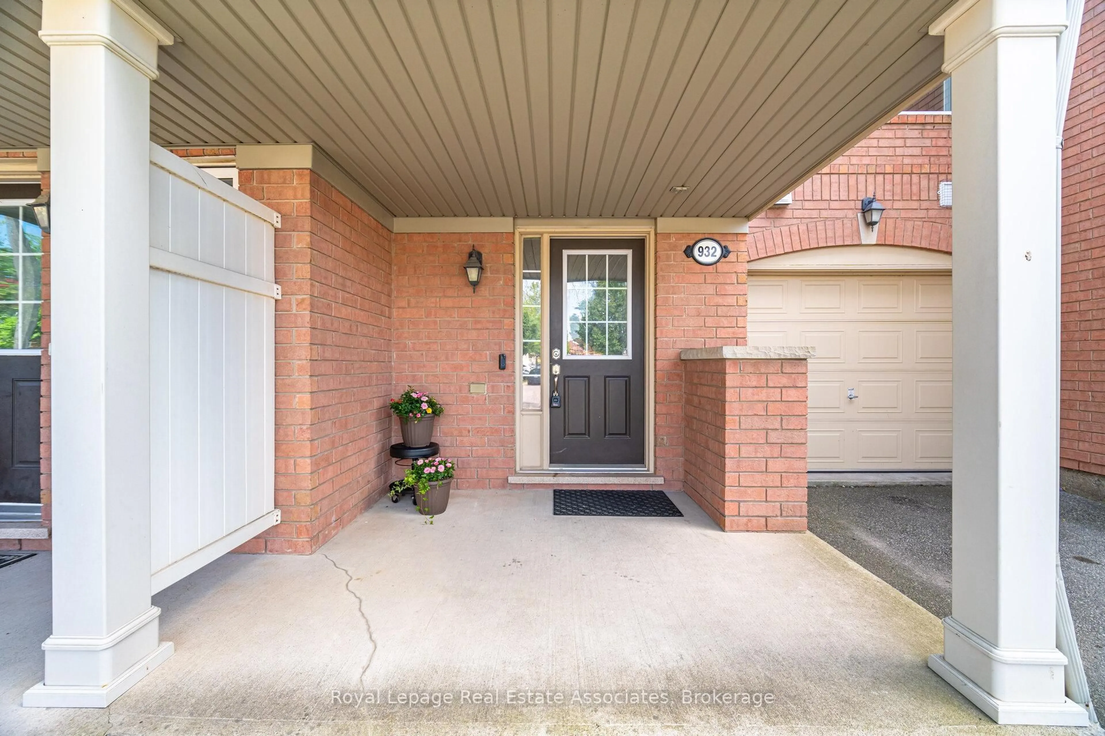 Indoor entryway for 932 Burgess Gdns, Milton Ontario L9T 0K8