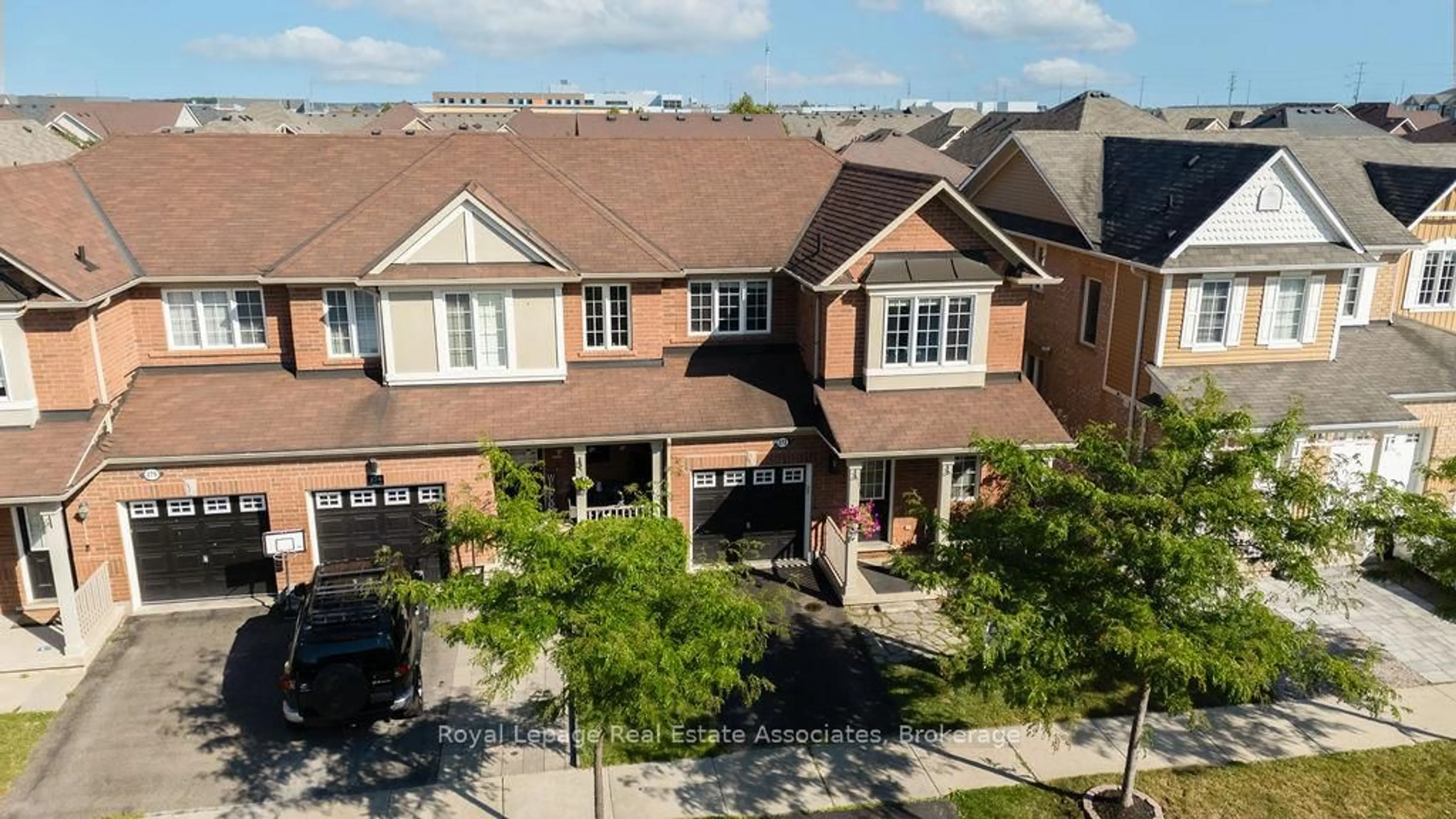 A pic from outside/outdoor area/front of a property/back of a property/a pic from drone, unknown for 272 Woodley Cres, Milton Ontario L9T 8B8