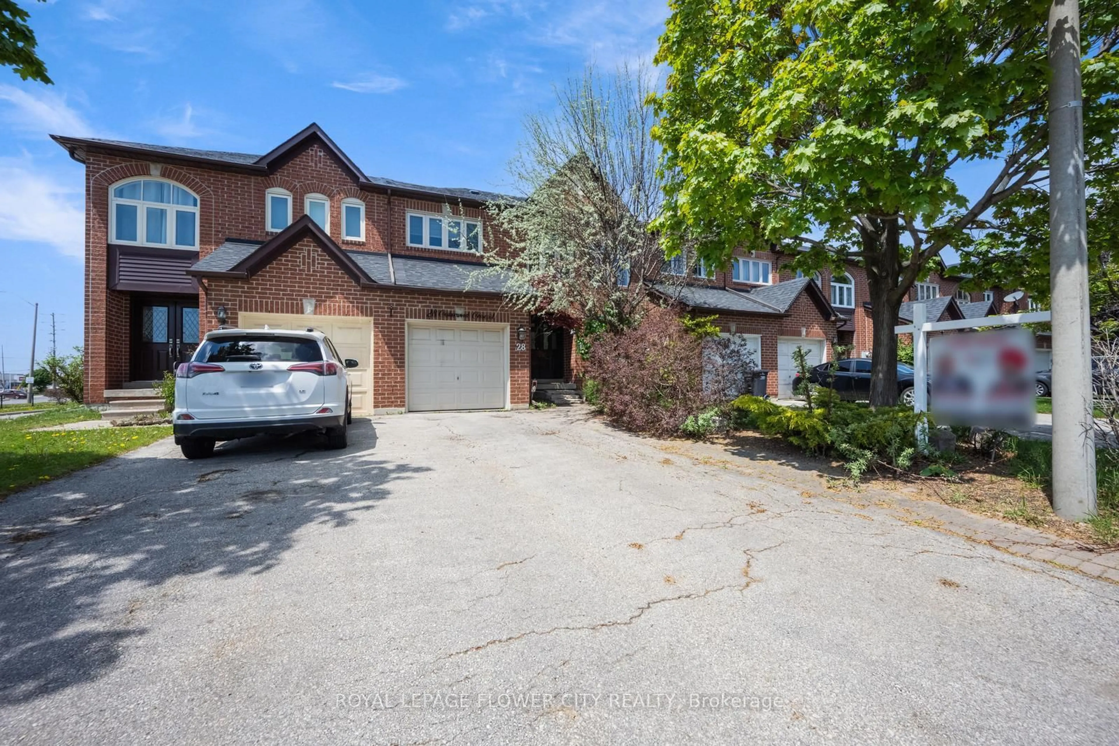 A pic from outside/outdoor area/front of a property/back of a property/a pic from drone, street for 28 Cedarwood Cres, Brampton Ontario L6X 4N6