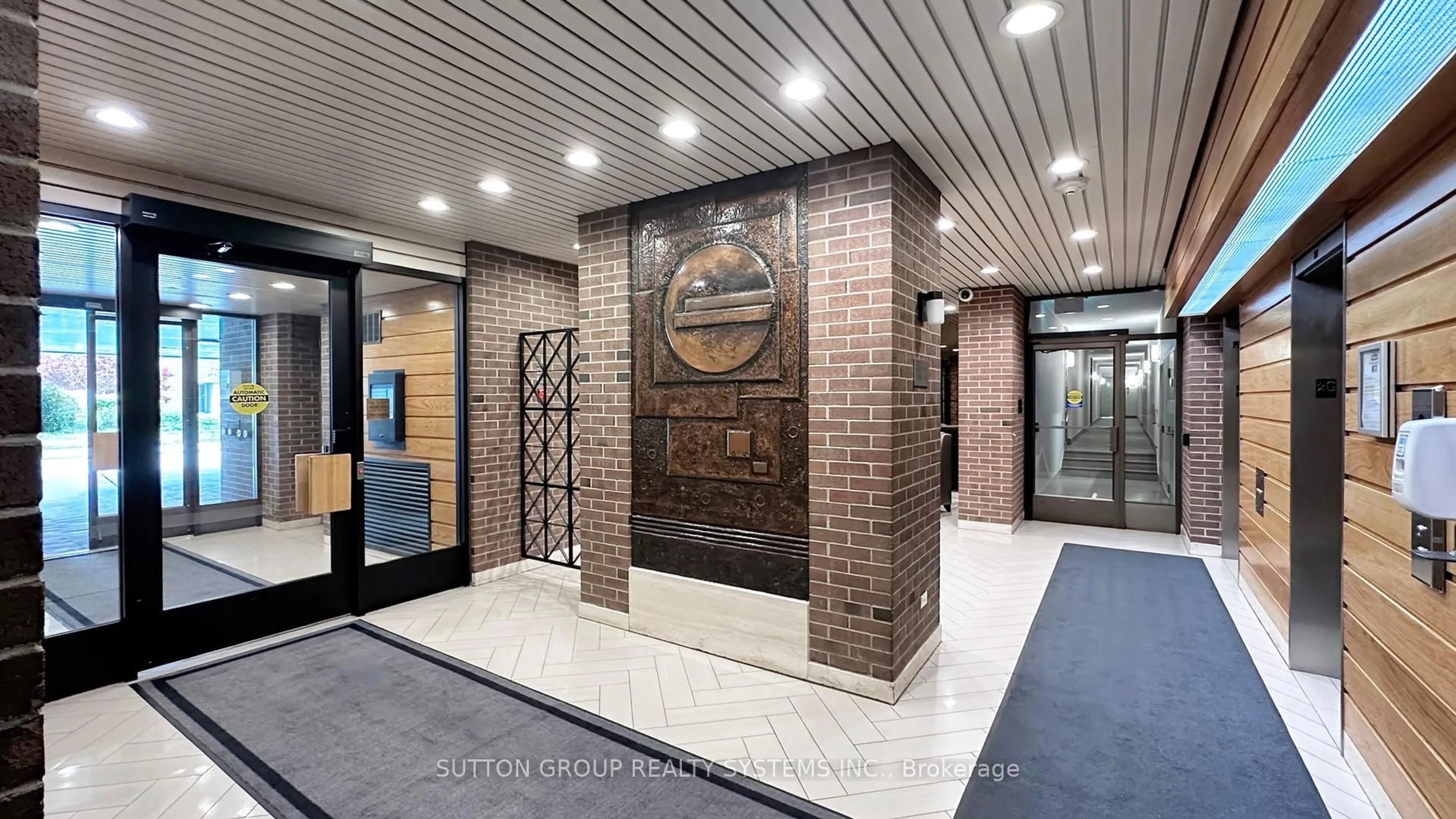 Indoor foyer for 270 Scarlett Rd #813, Toronto Ontario M6N 4X7