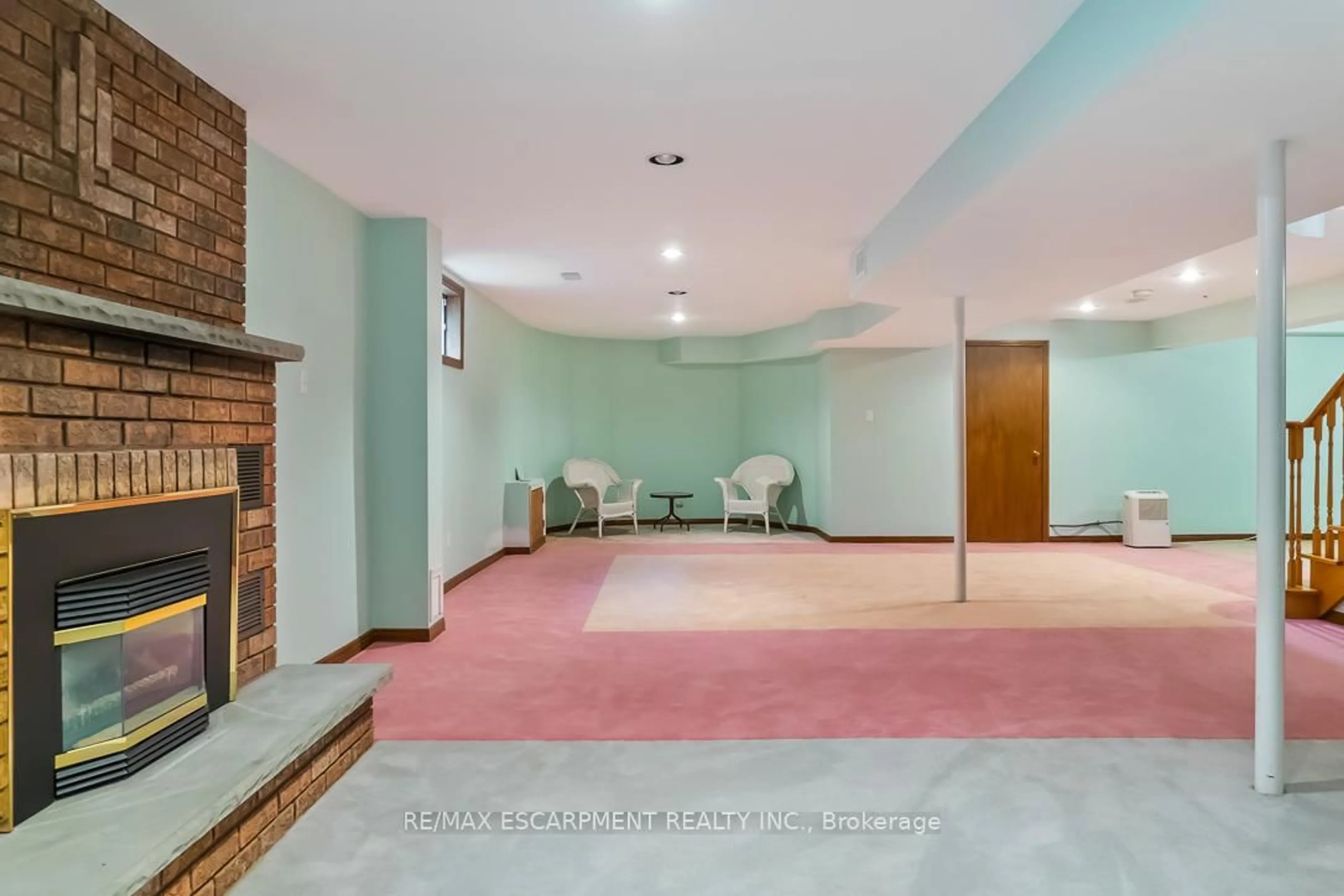 Indoor foyer for 1232 Saginaw Cres, Mississauga Ontario L5H 3W6