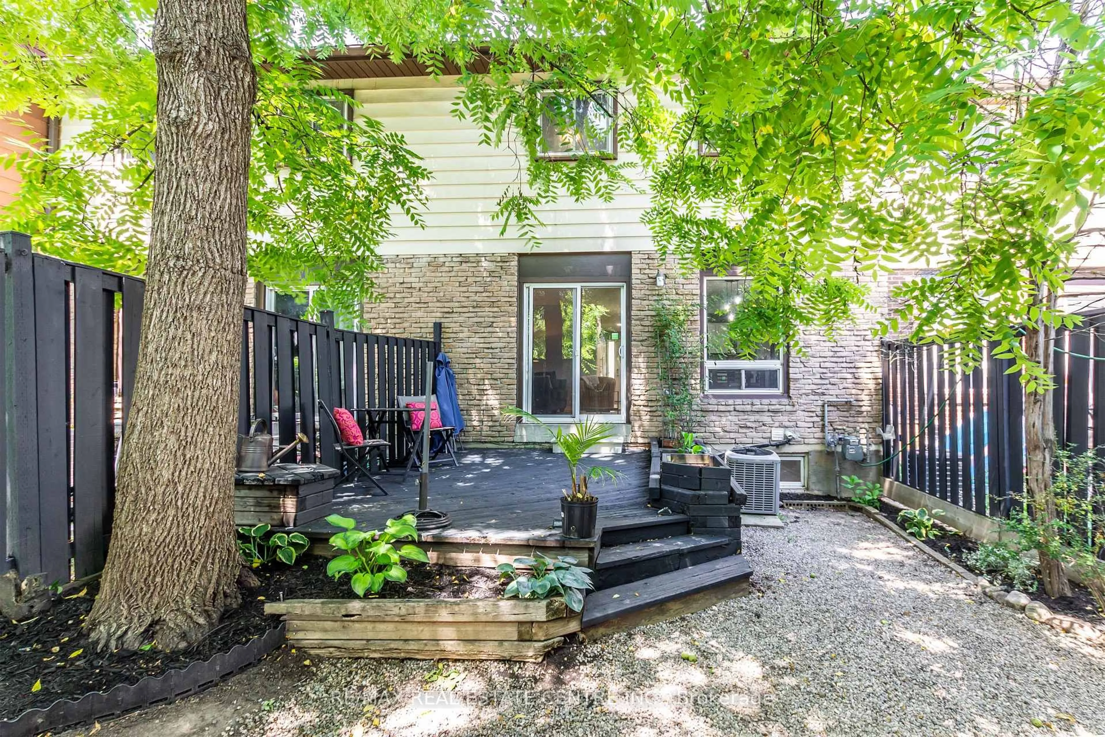 Patio, street for 443 Ontario St, Milton Ontario L9T 3J4