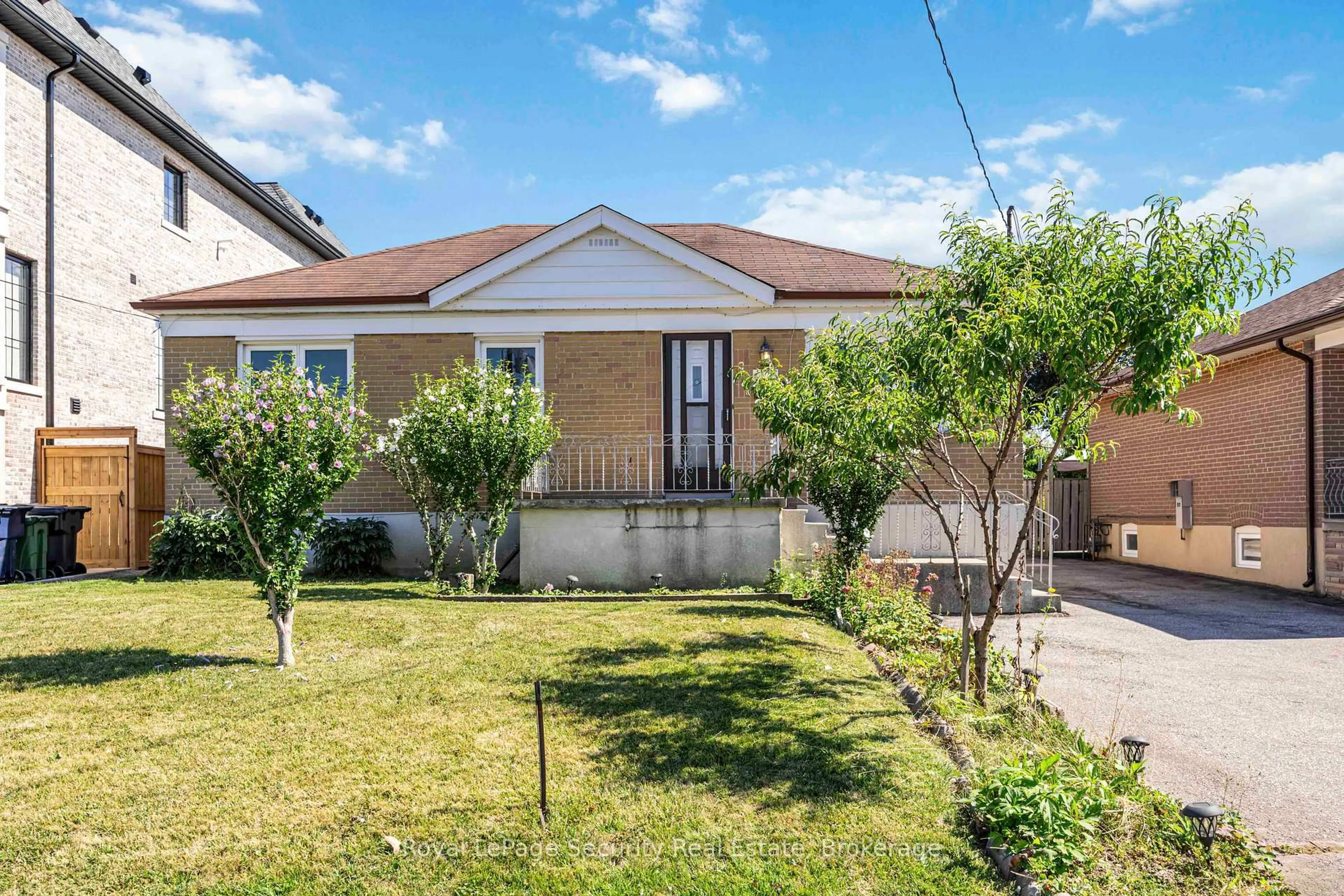 A pic from outside/outdoor area/front of a property/back of a property/a pic from drone, street for 405 Rustic Rd, Toronto Ontario M6L 1W8