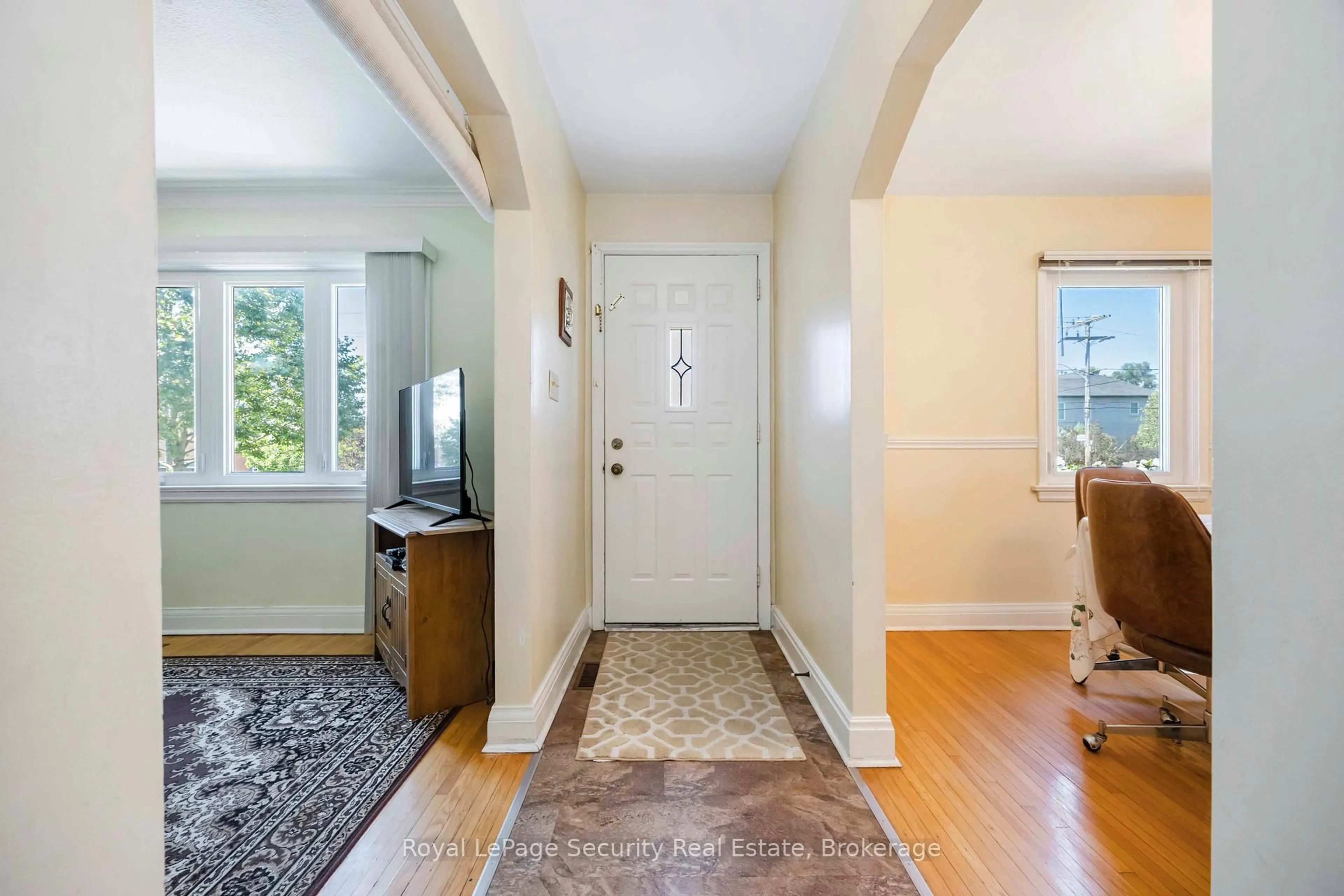 Indoor entryway for 405 Rustic Rd, Toronto Ontario M6L 1W8