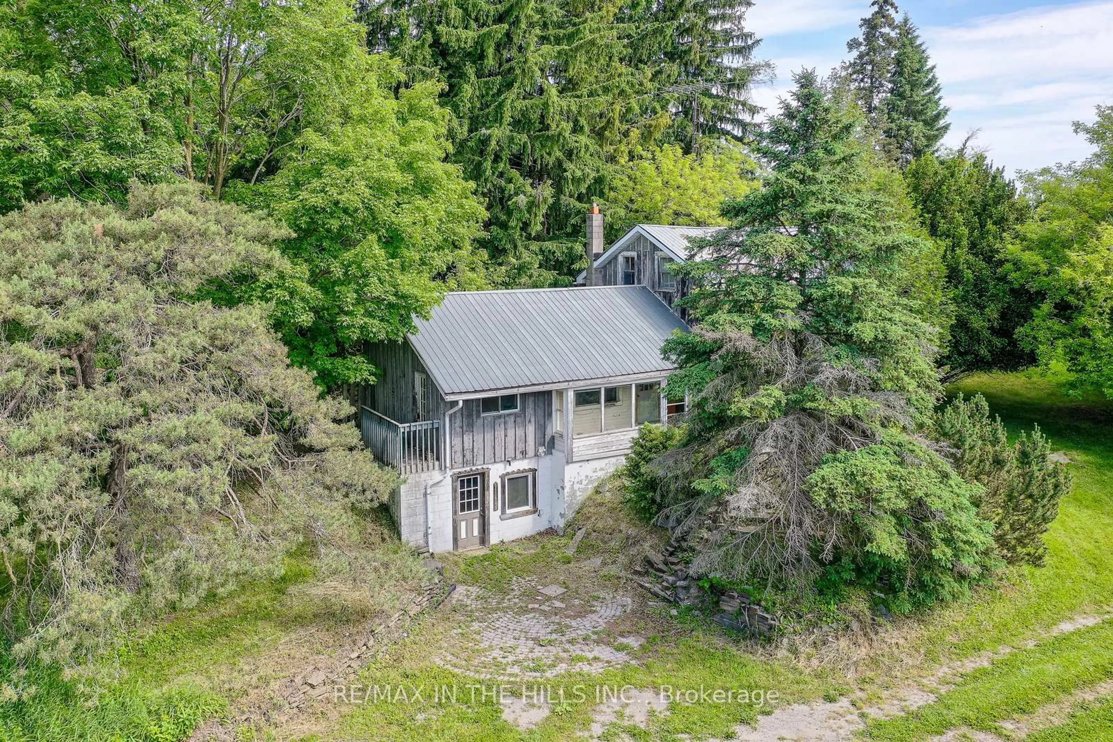 A pic from outside/outdoor area/front of a property/back of a property/a pic from drone, unknown for 17632 Hurontario St, Caledon Ontario L7K 1W5