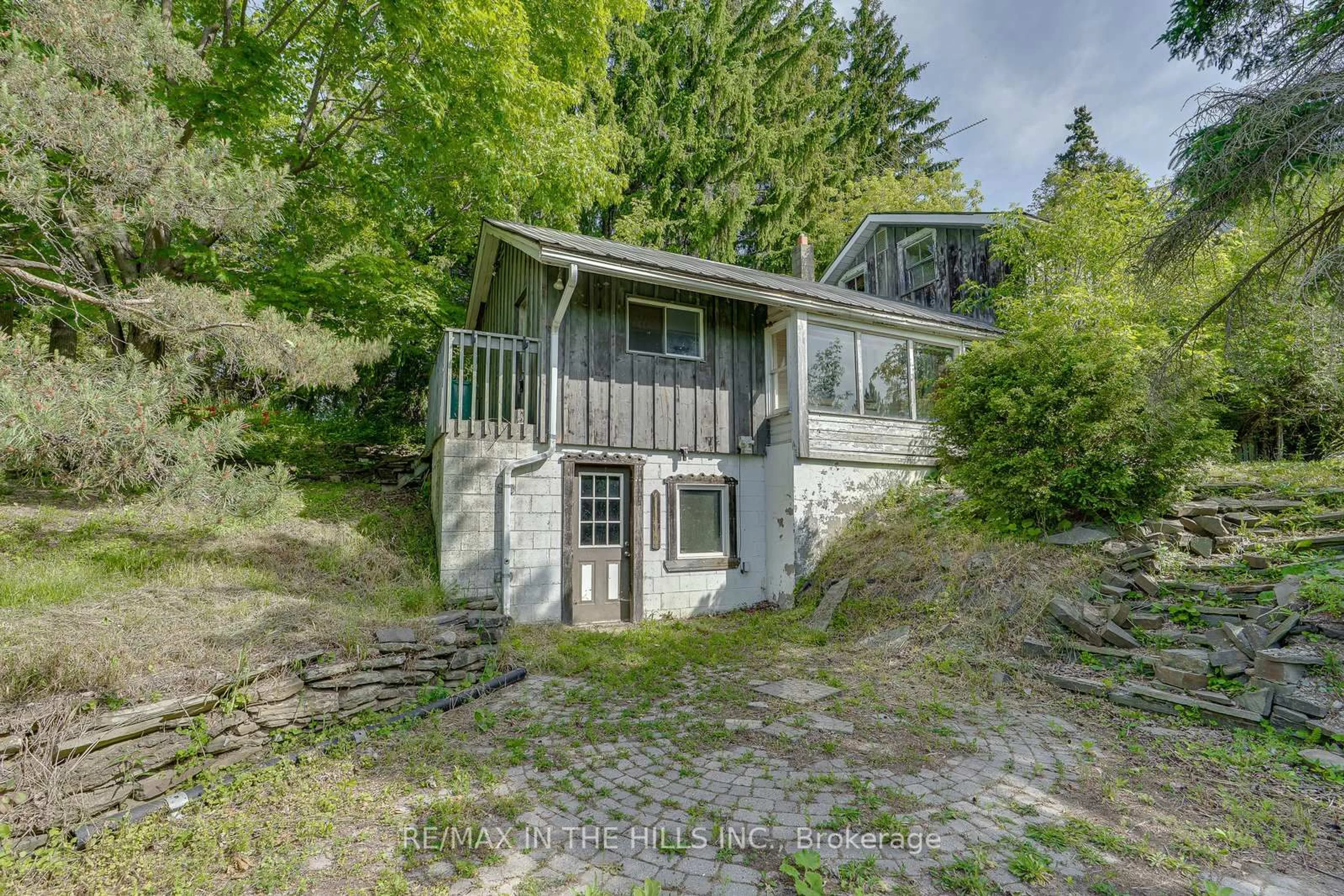 A pic from outside/outdoor area/front of a property/back of a property/a pic from drone, unknown for 17632 Hurontario St, Caledon Ontario L7K 1W5