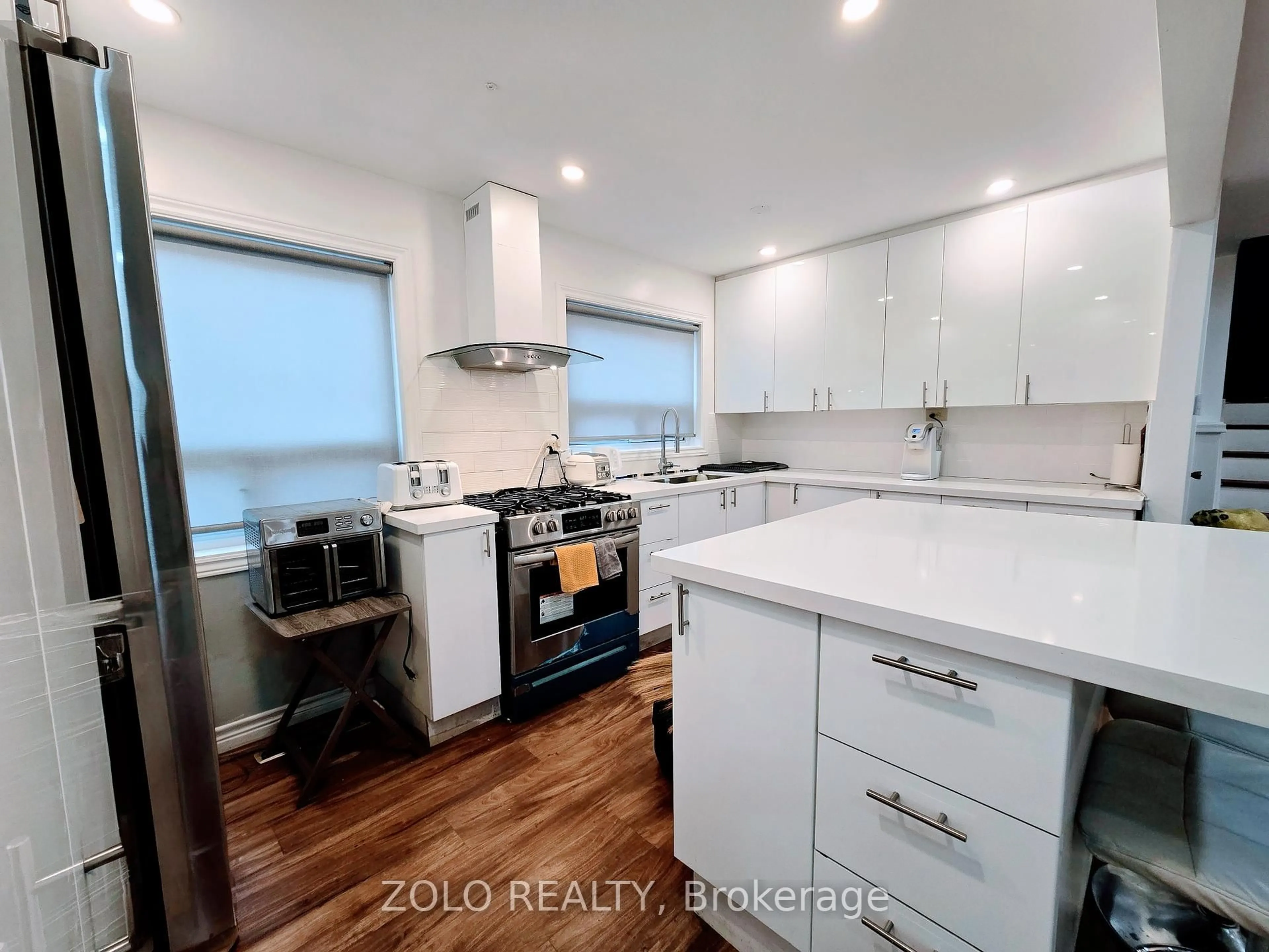 Open concept kitchen, wood/laminate floor for 6 Gotham Crt, Toronto Ontario M6M 2N8