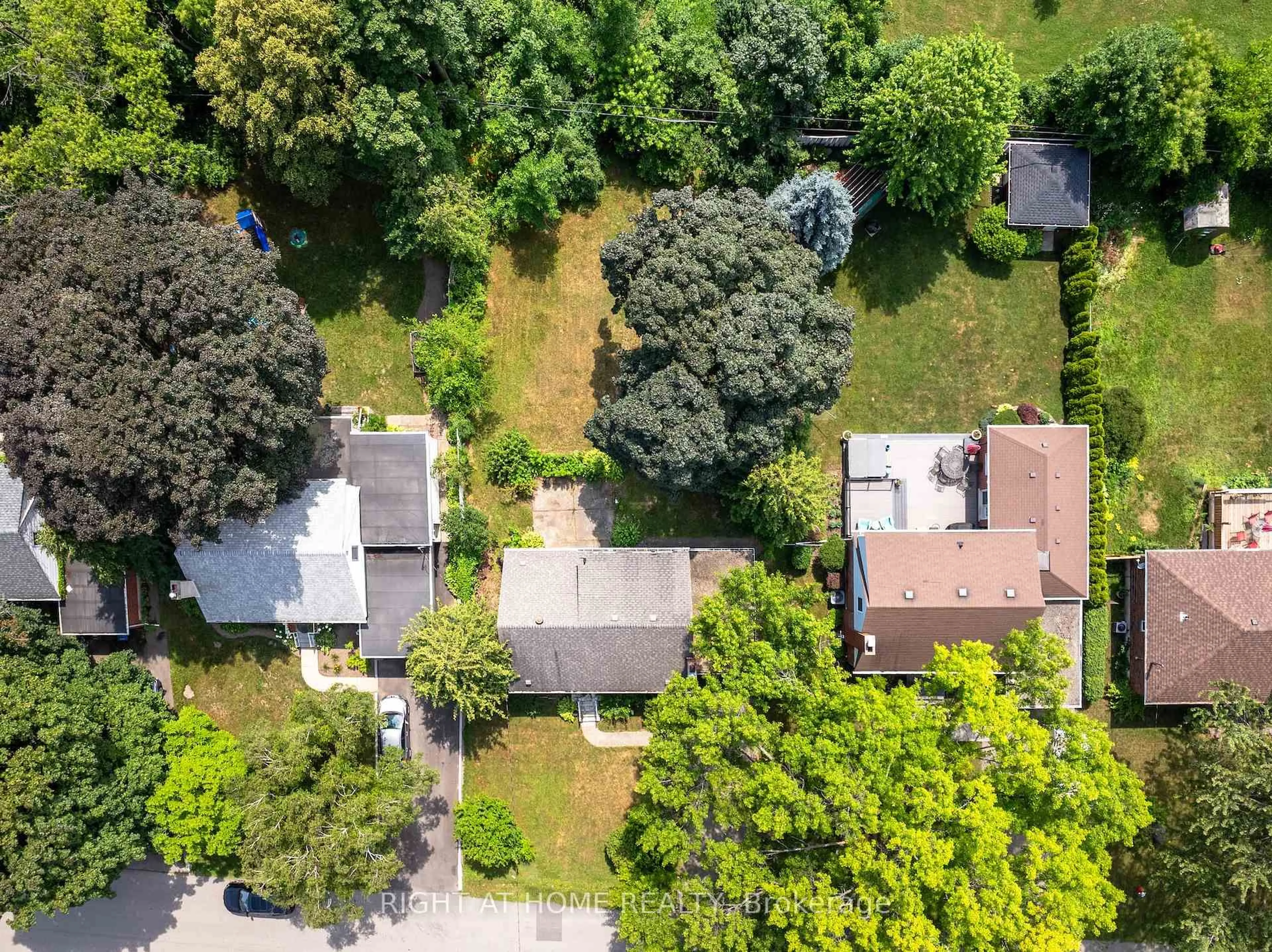 A pic from outside/outdoor area/front of a property/back of a property/a pic from drone, street for 2206 Rambo Rd, Mississauga Ontario L4Y 1X9