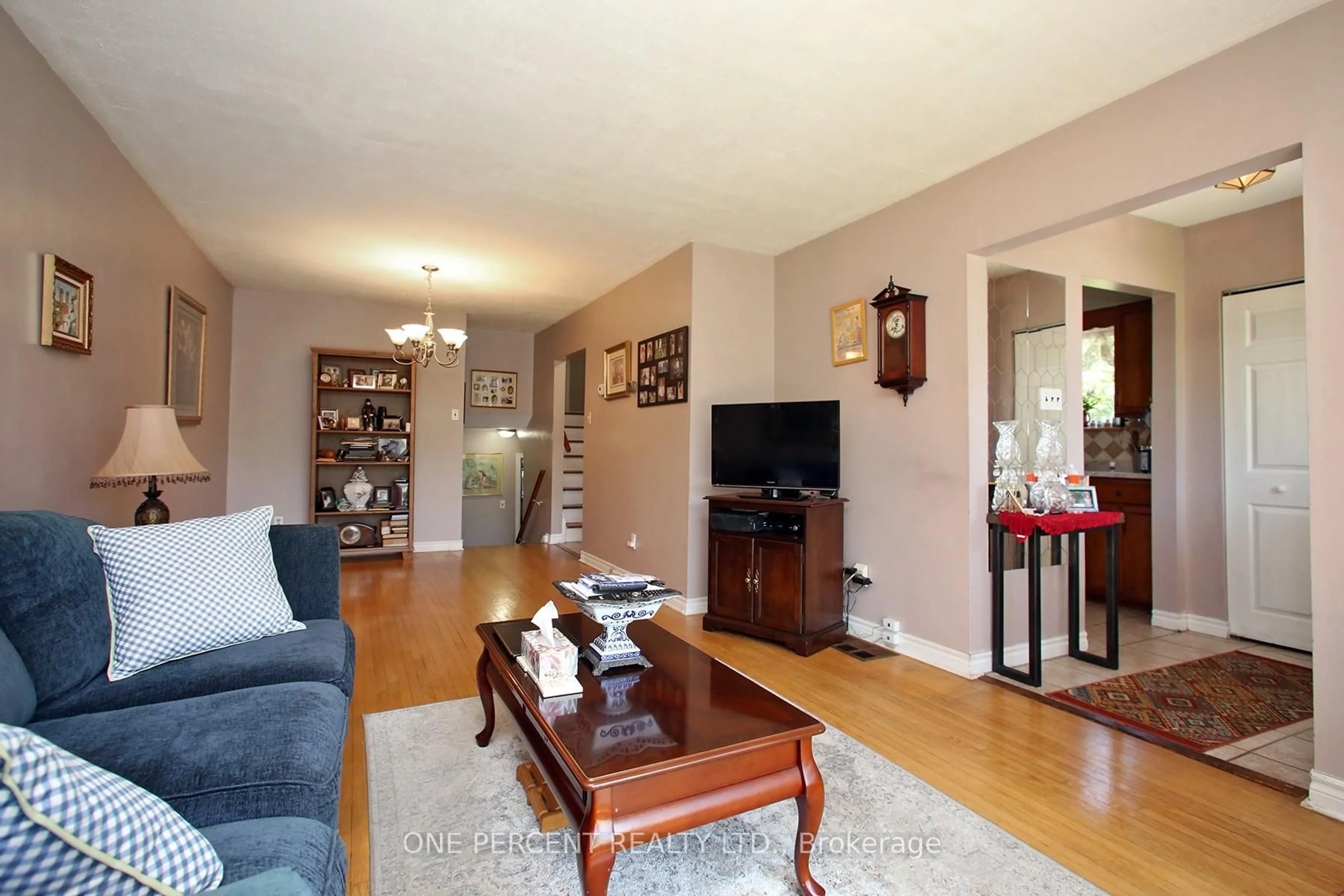 Living room with furniture, wood/laminate floor for 1543 Sandgate Cres, Mississauga Ontario L5J 2E3