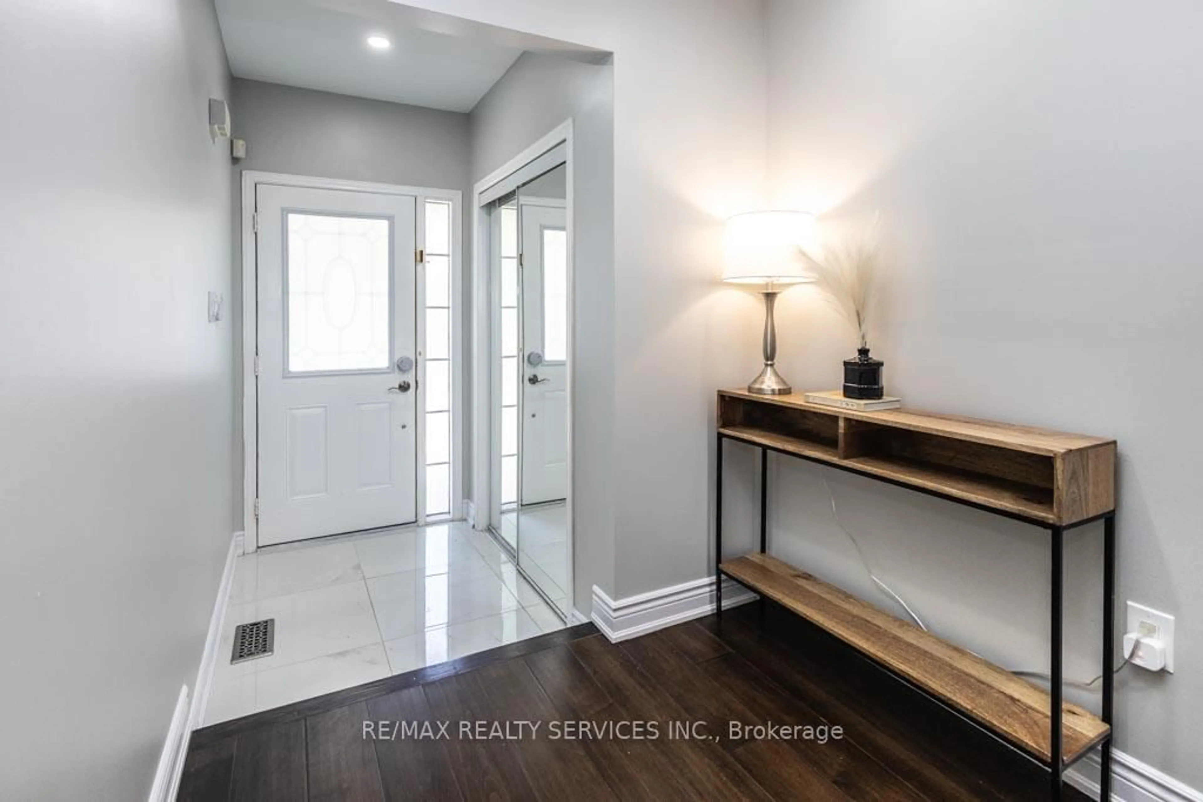 Indoor entryway for 5279 Palmetto Pl, Mississauga Ontario L5M 0C8