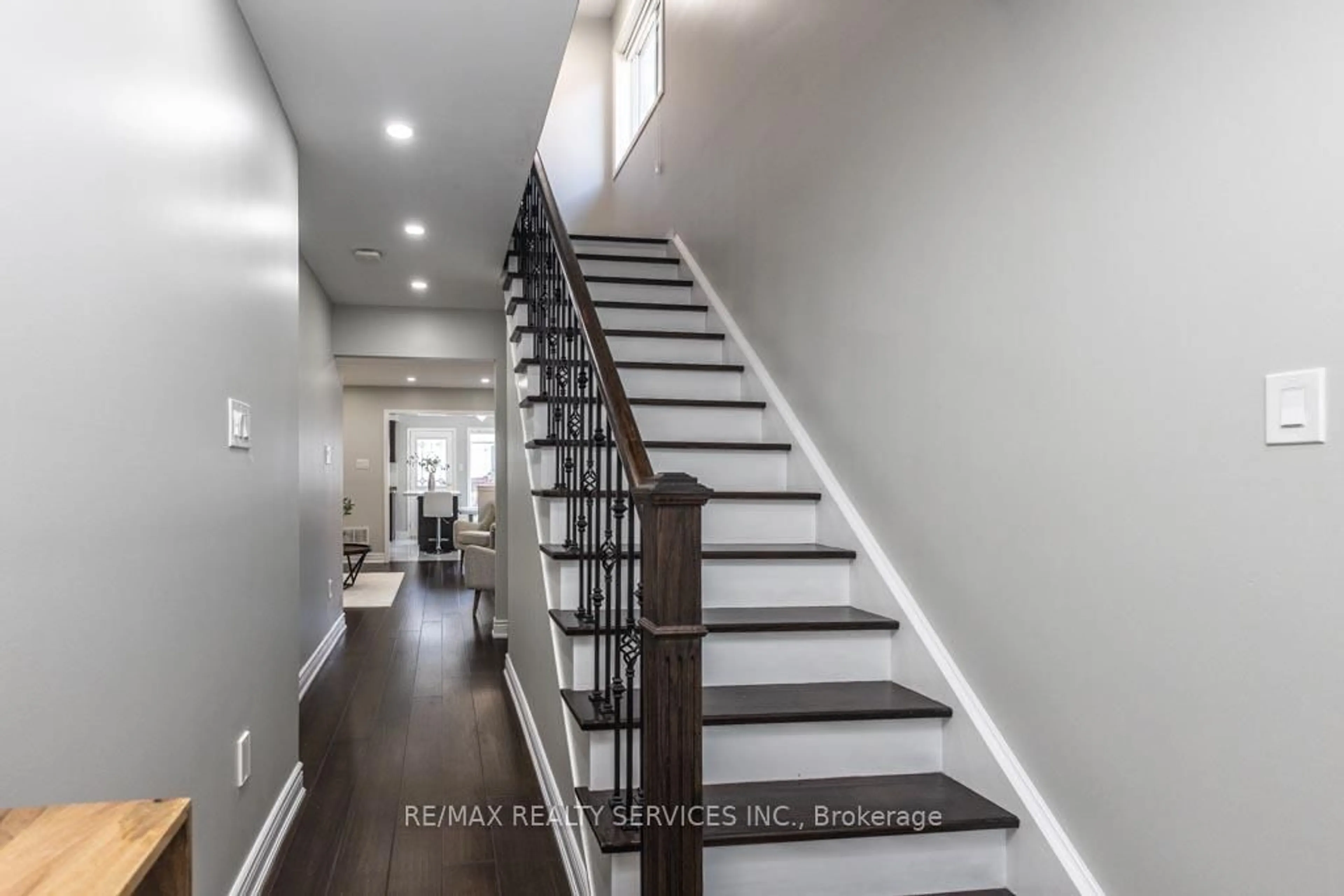 Stairs for 5279 Palmetto Pl, Mississauga Ontario L5M 0C8