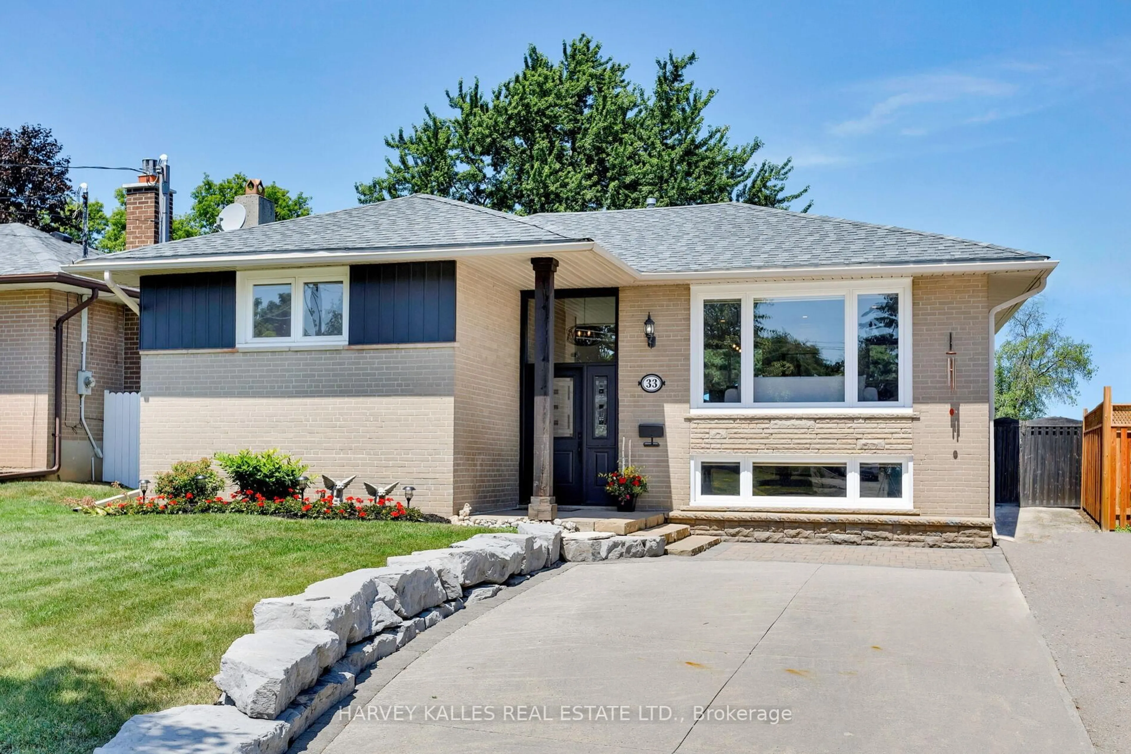 Home with vinyl exterior material, street for 33 Stevens Cres, Halton Hills Ontario L7G 1B7