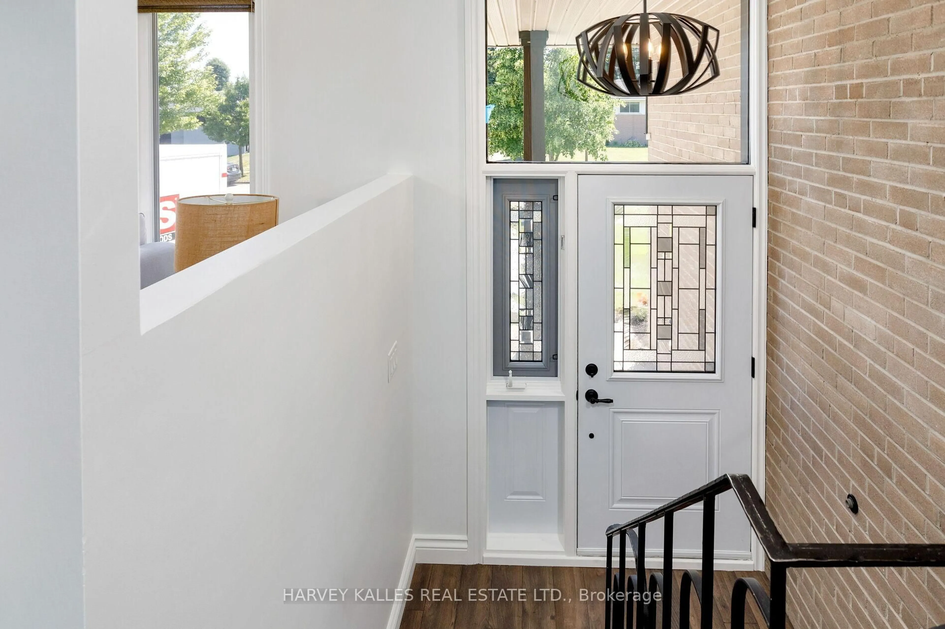 Indoor entryway for 33 Stevens Cres, Halton Hills Ontario L7G 1B7