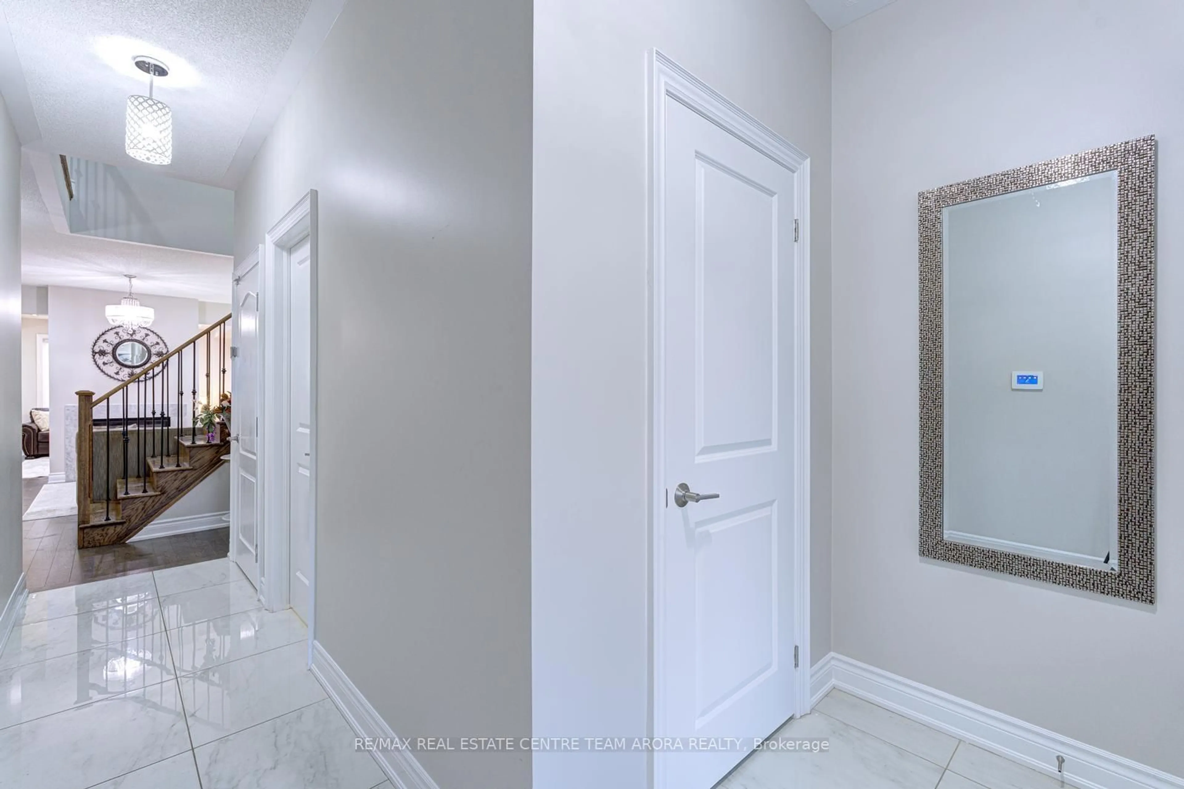 Indoor entryway for 22 Mussle White Rd, Brampton Ontario L6Y 6C3