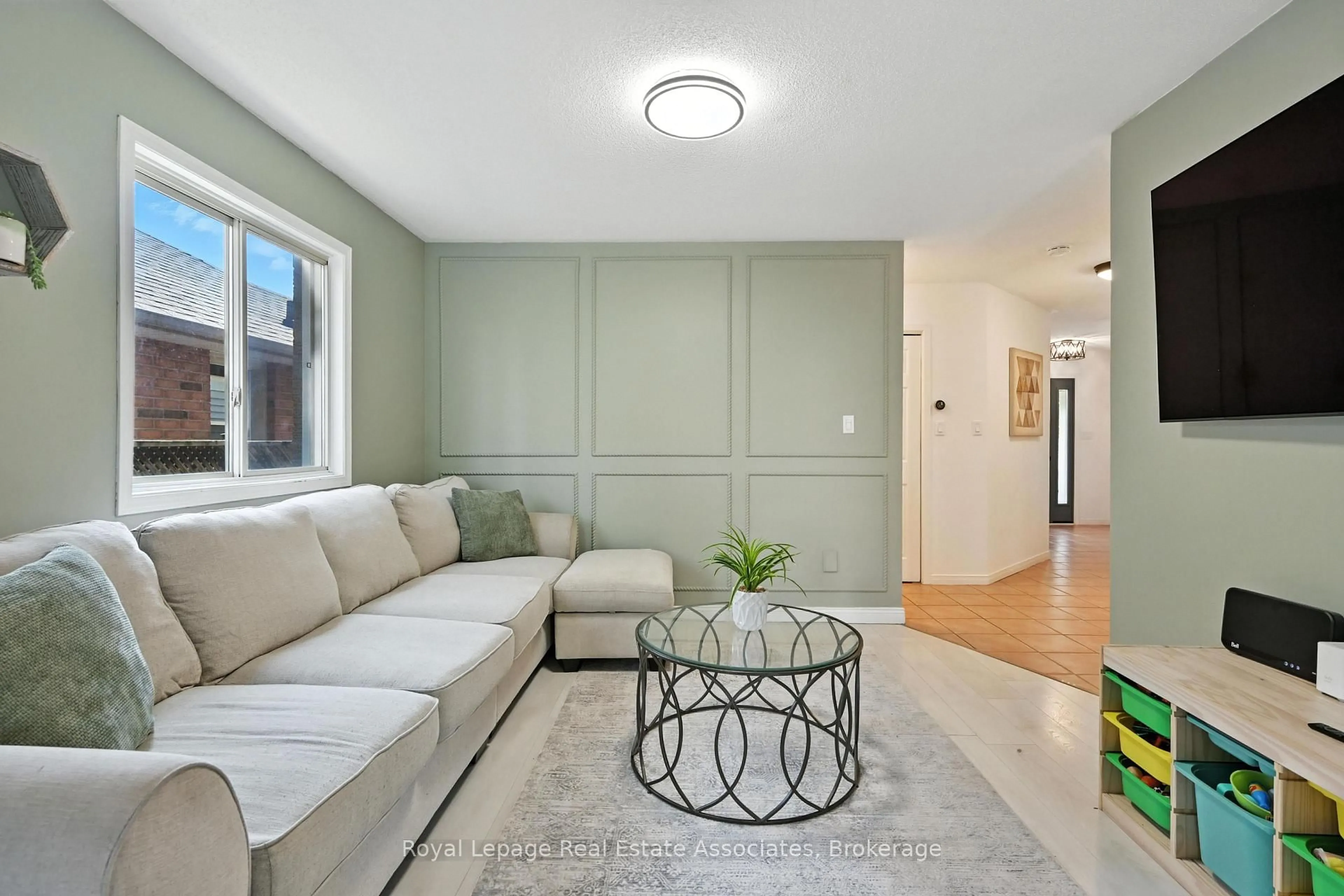 Living room with furniture, unknown for 1299 Silvan Forest Dr, Burlington Ontario L7M 4L2