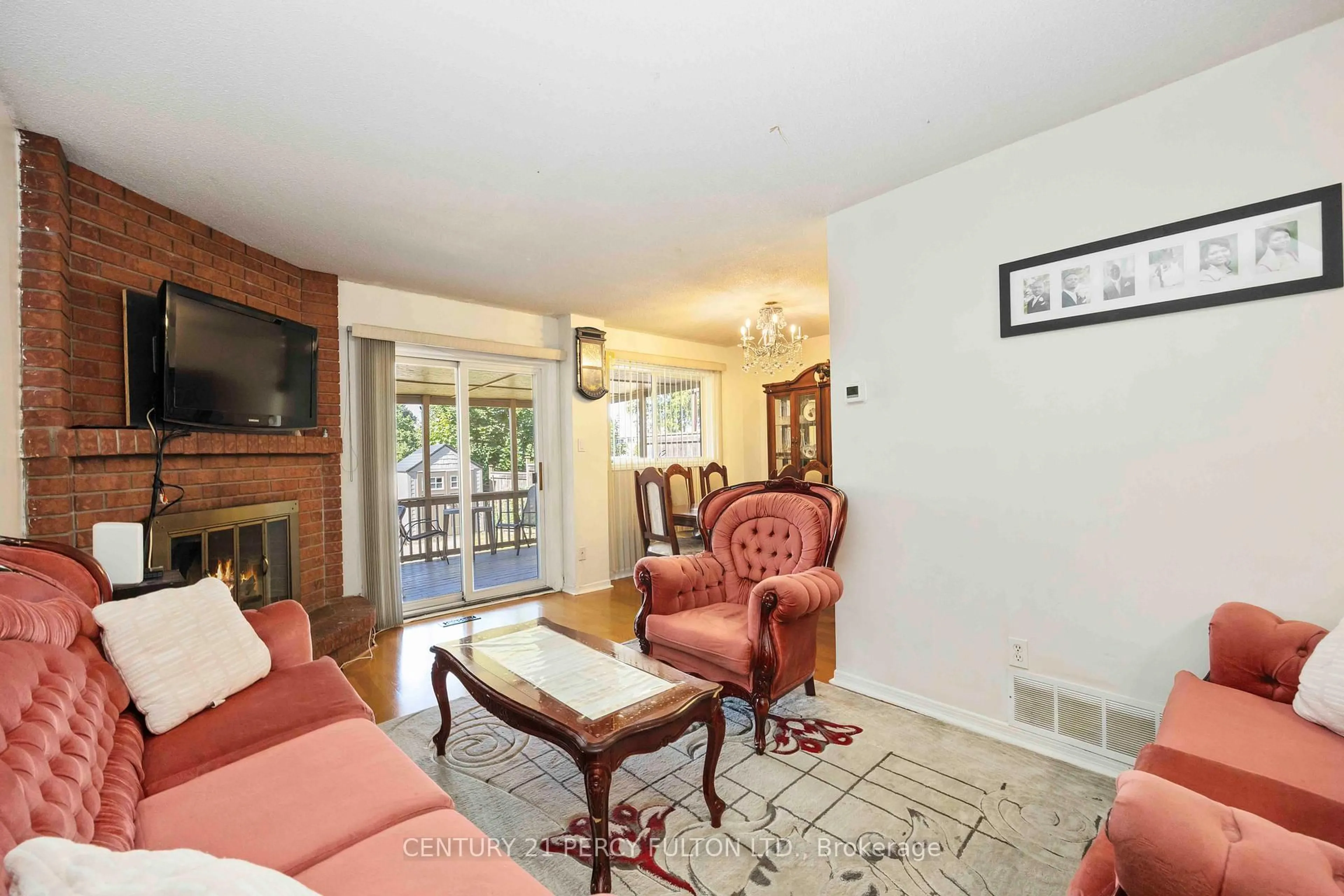 Living room with furniture, unknown for 17 Woodsview Ave, Toronto Ontario M9W 6B9