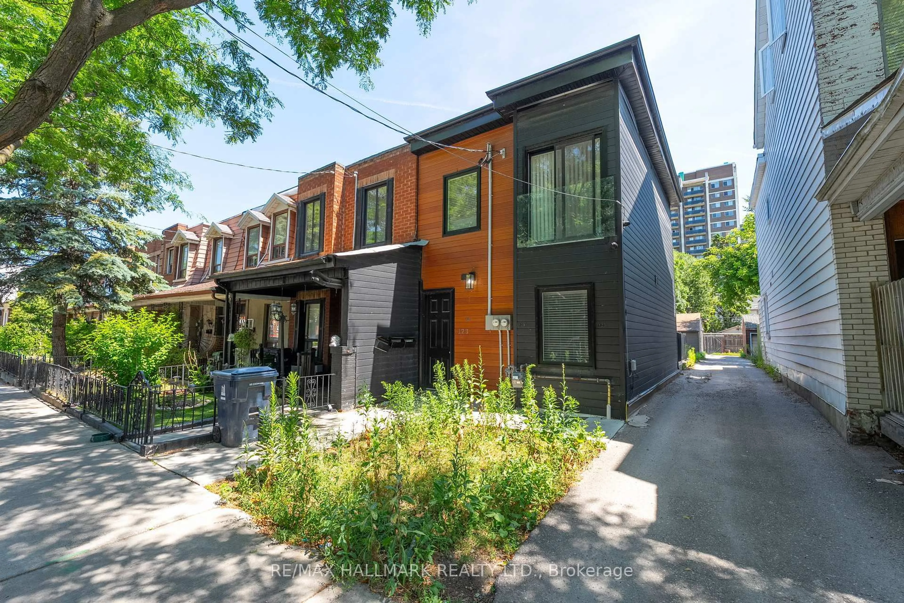 Home with brick exterior material, street for 123 Lansdowne Ave, Toronto Ontario M6K 2W1