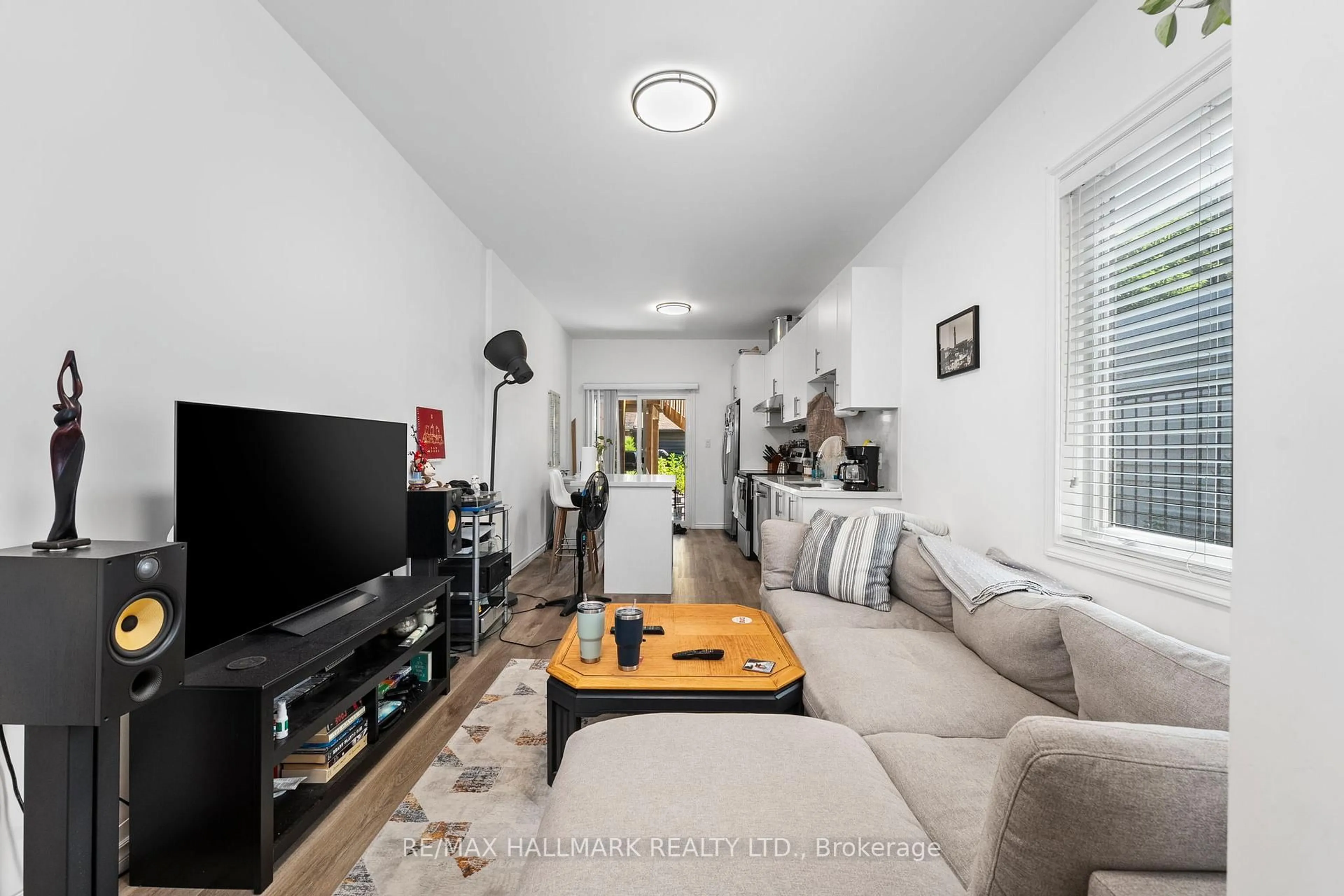 Living room with furniture, unknown for 123 Lansdowne Ave, Toronto Ontario M6K 2W1