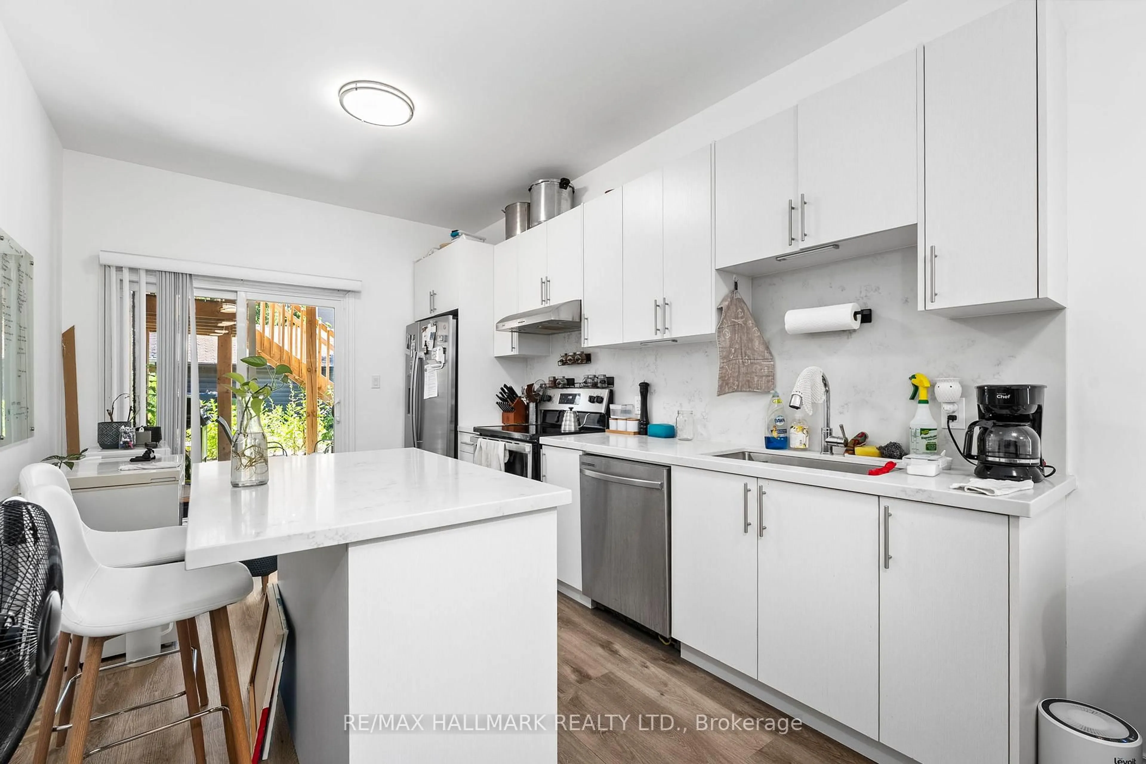 Open concept kitchen, unknown for 123 Lansdowne Ave, Toronto Ontario M6K 2W1