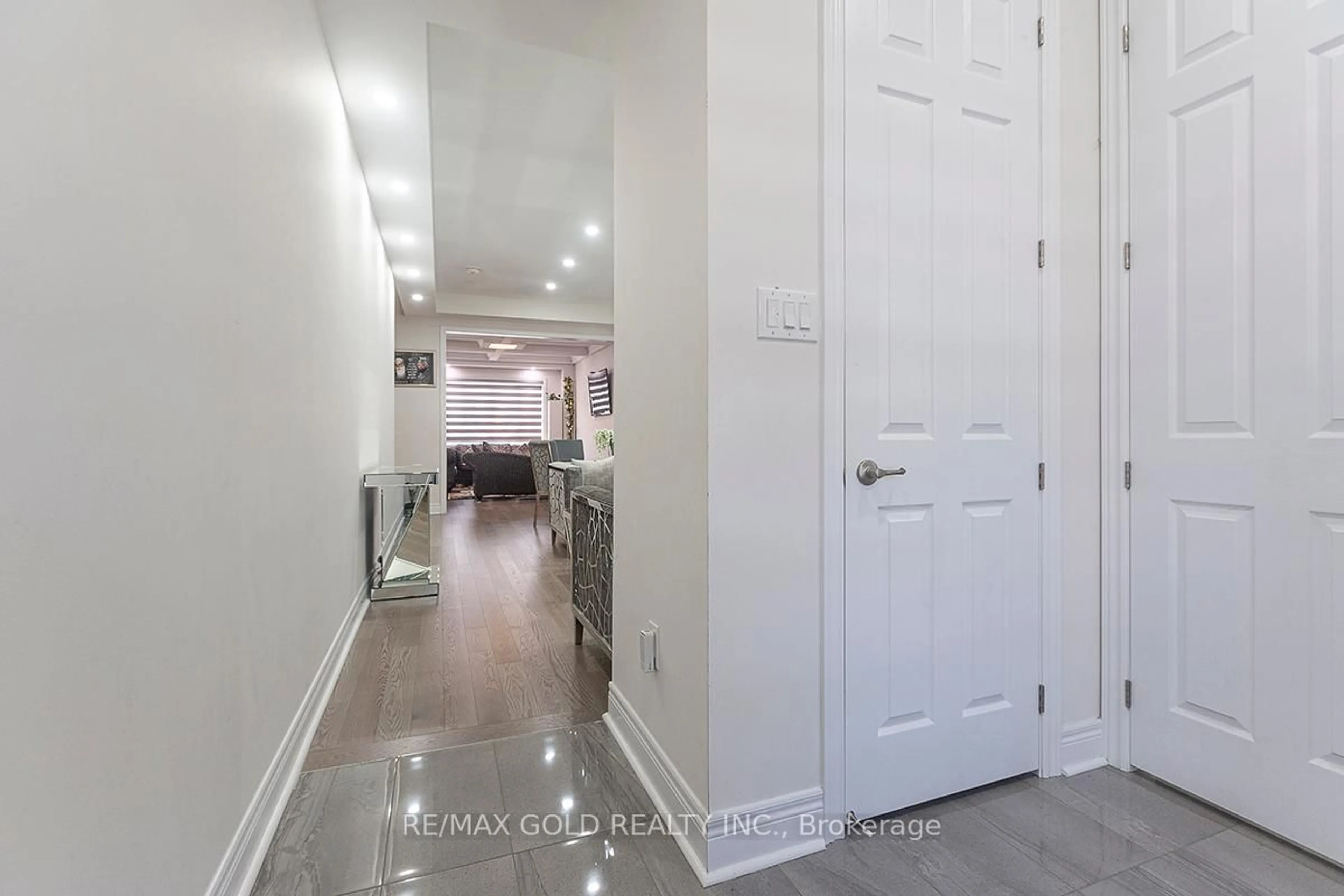 Indoor entryway for 29 Michener Dr, Brampton Ontario L6R 4E9