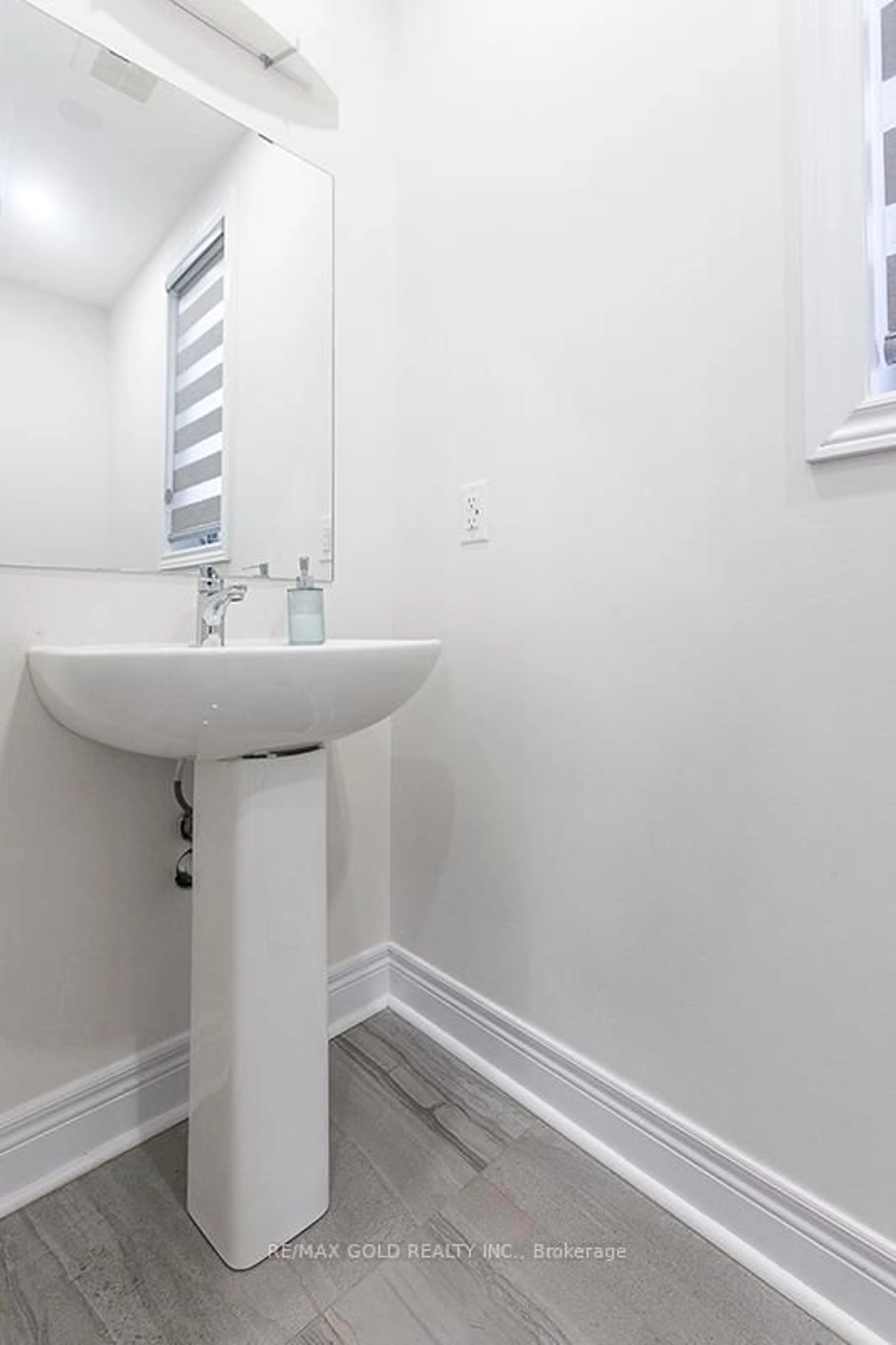 Standard bathroom, unknown for 29 Michener Dr, Brampton Ontario L6R 4E9