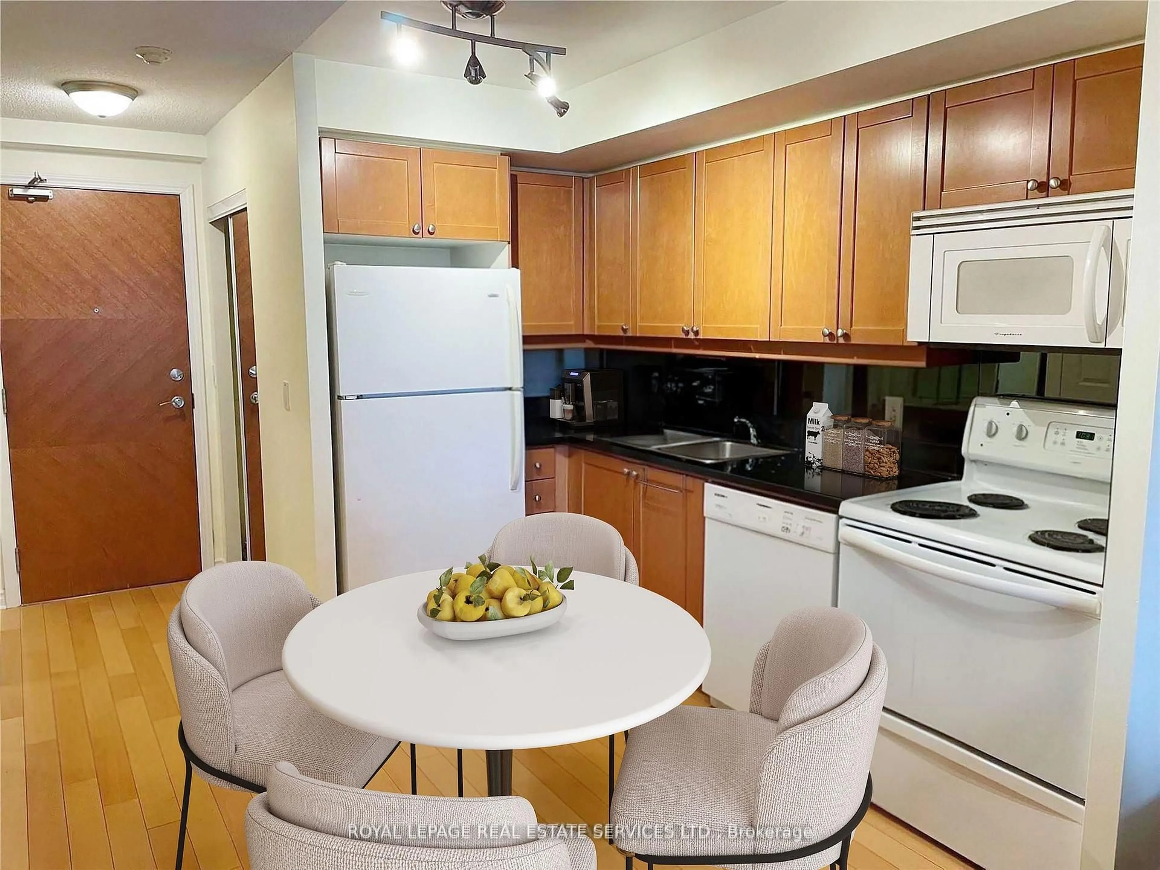 Standard kitchen, unknown for 70 High Park Ave #204, Toronto Ontario M6P 1A1