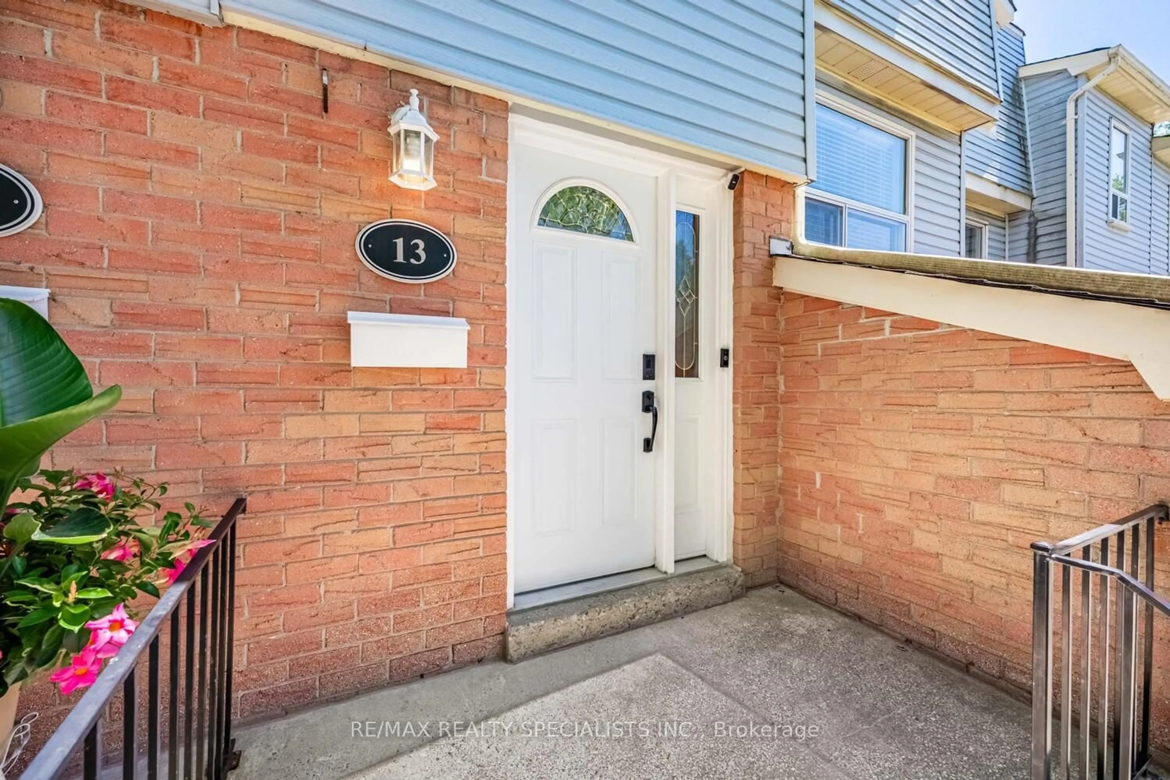 Indoor entryway for 1055 Shawnmarr Rd #13, Mississauga Ontario L5H 3V2