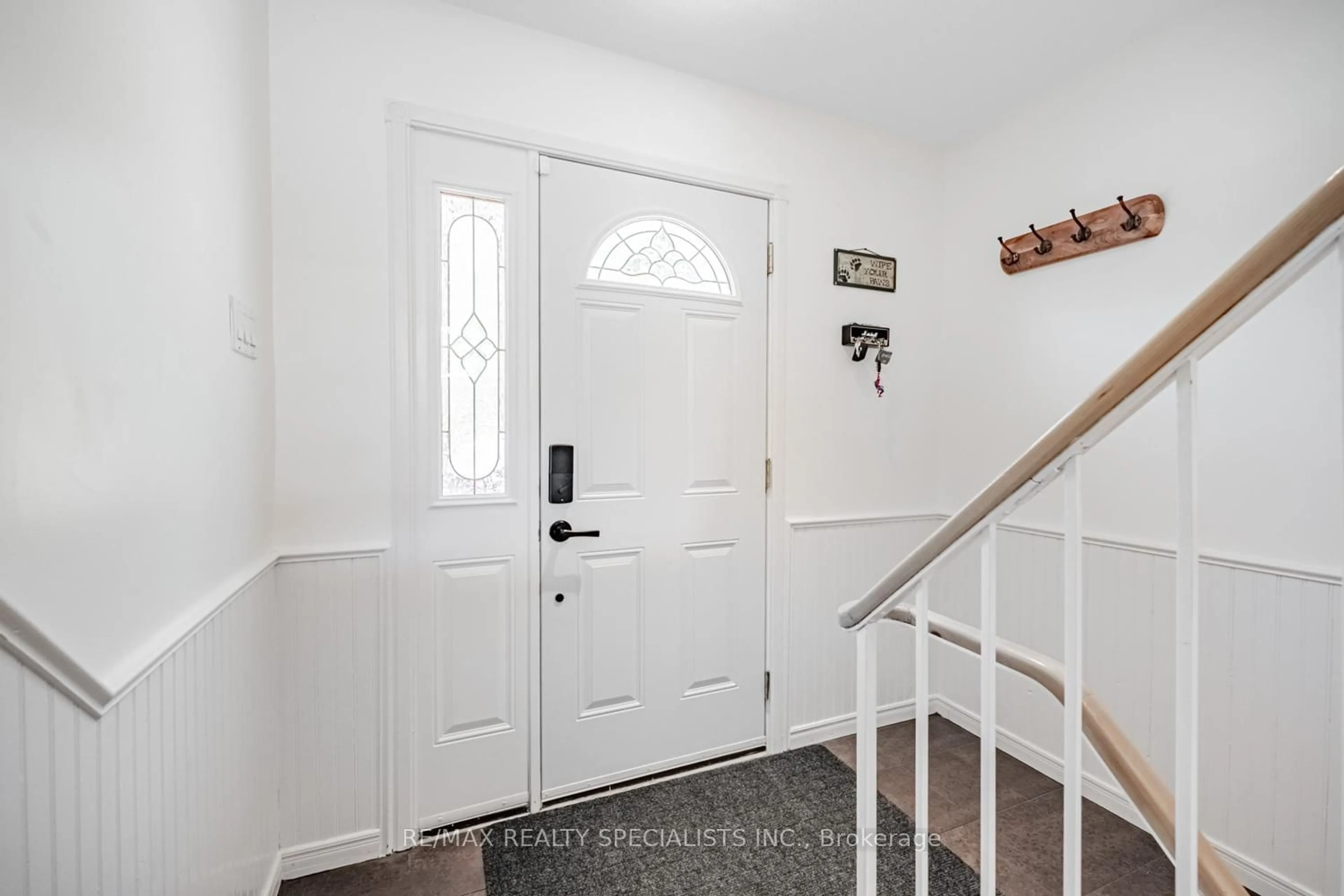 Indoor entryway for 1055 Shawnmarr Rd #13, Mississauga Ontario L5H 3V2