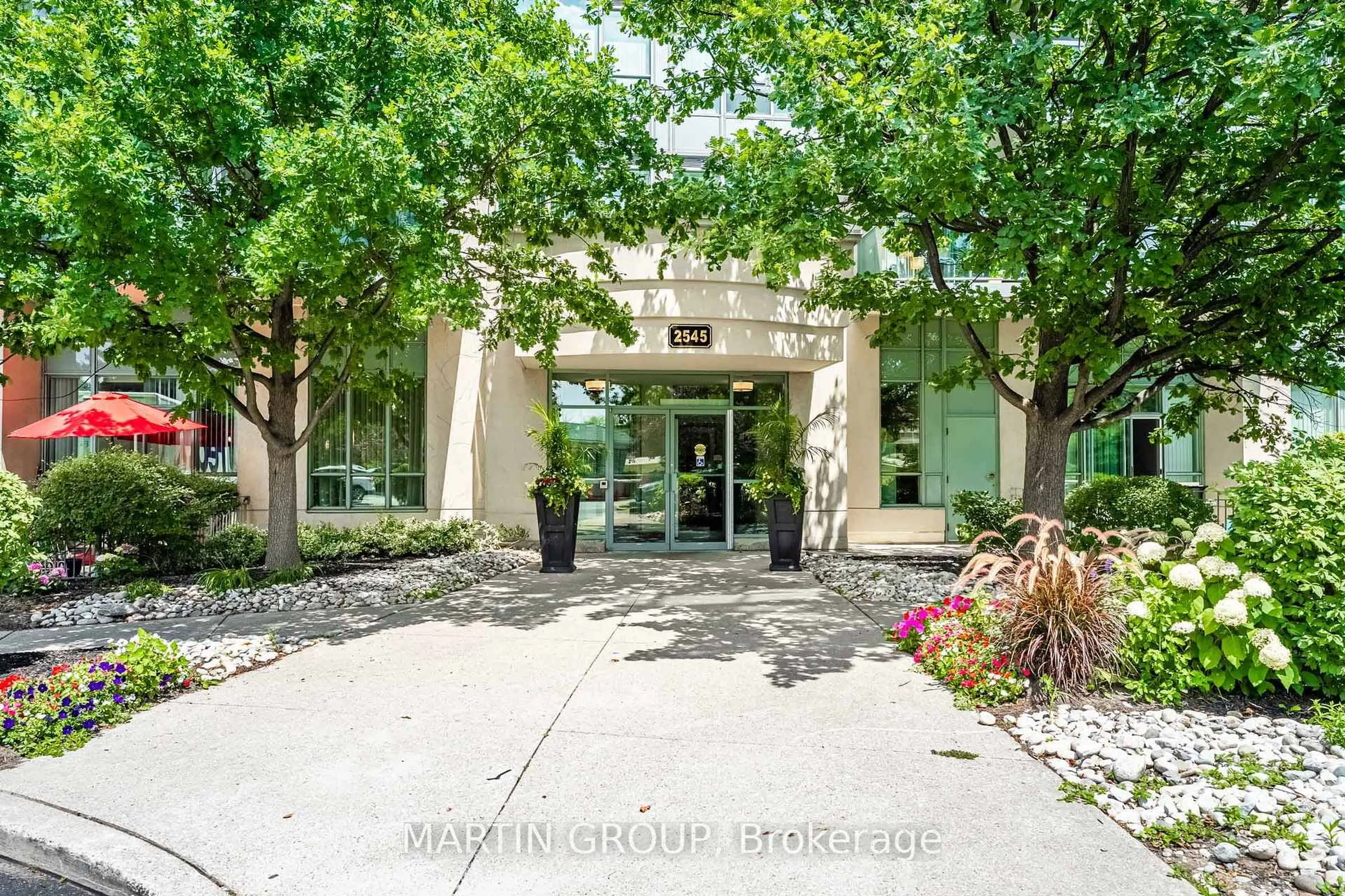 Indoor foyer for 2545 Erin Centre Blvd #207, Mississauga Ontario L5M 6Z9