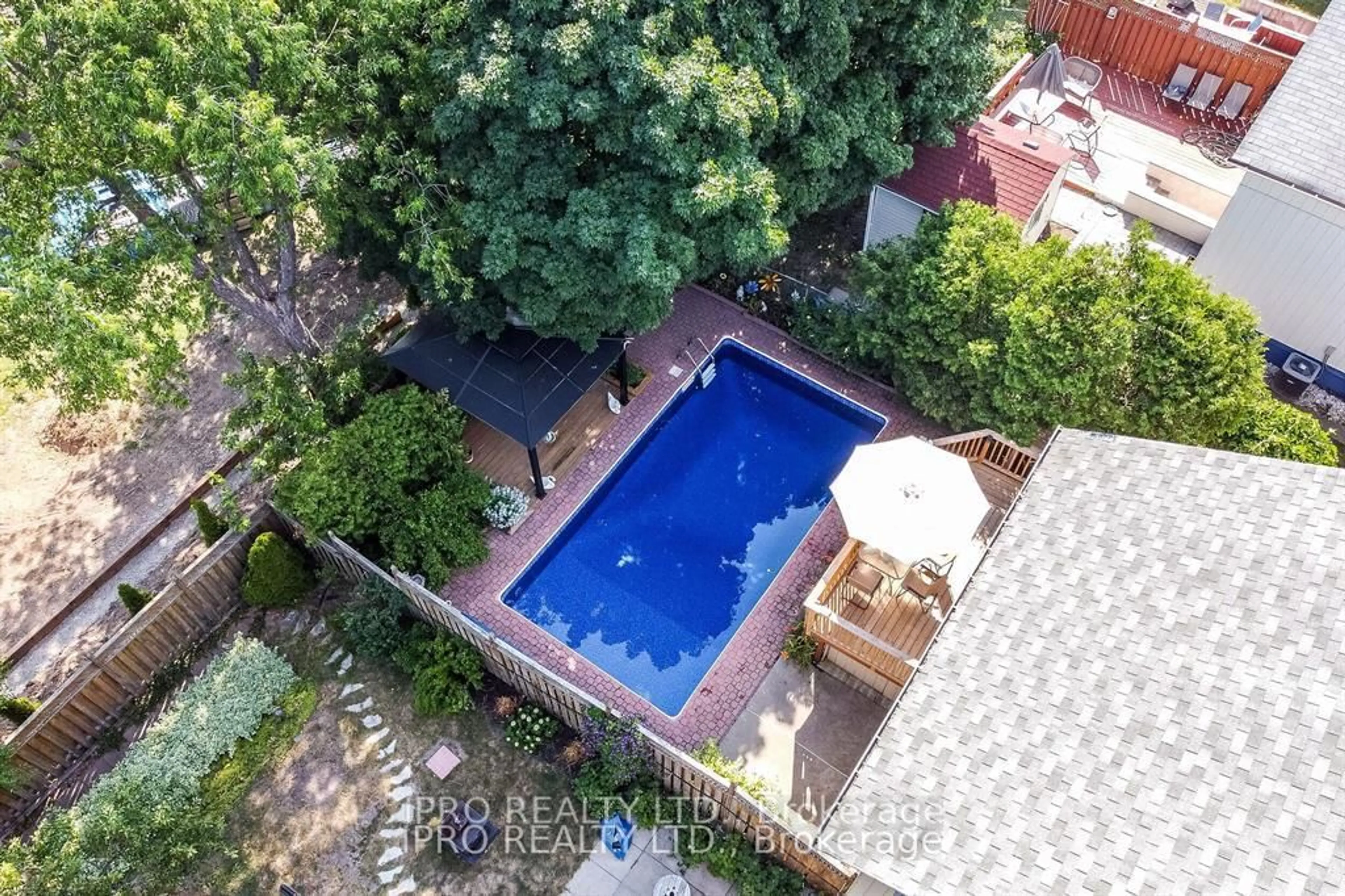 A pic from outside/outdoor area/front of a property/back of a property/a pic from drone, unknown for 2404 Mainroyal St, Mississauga Ontario L5L 1C9