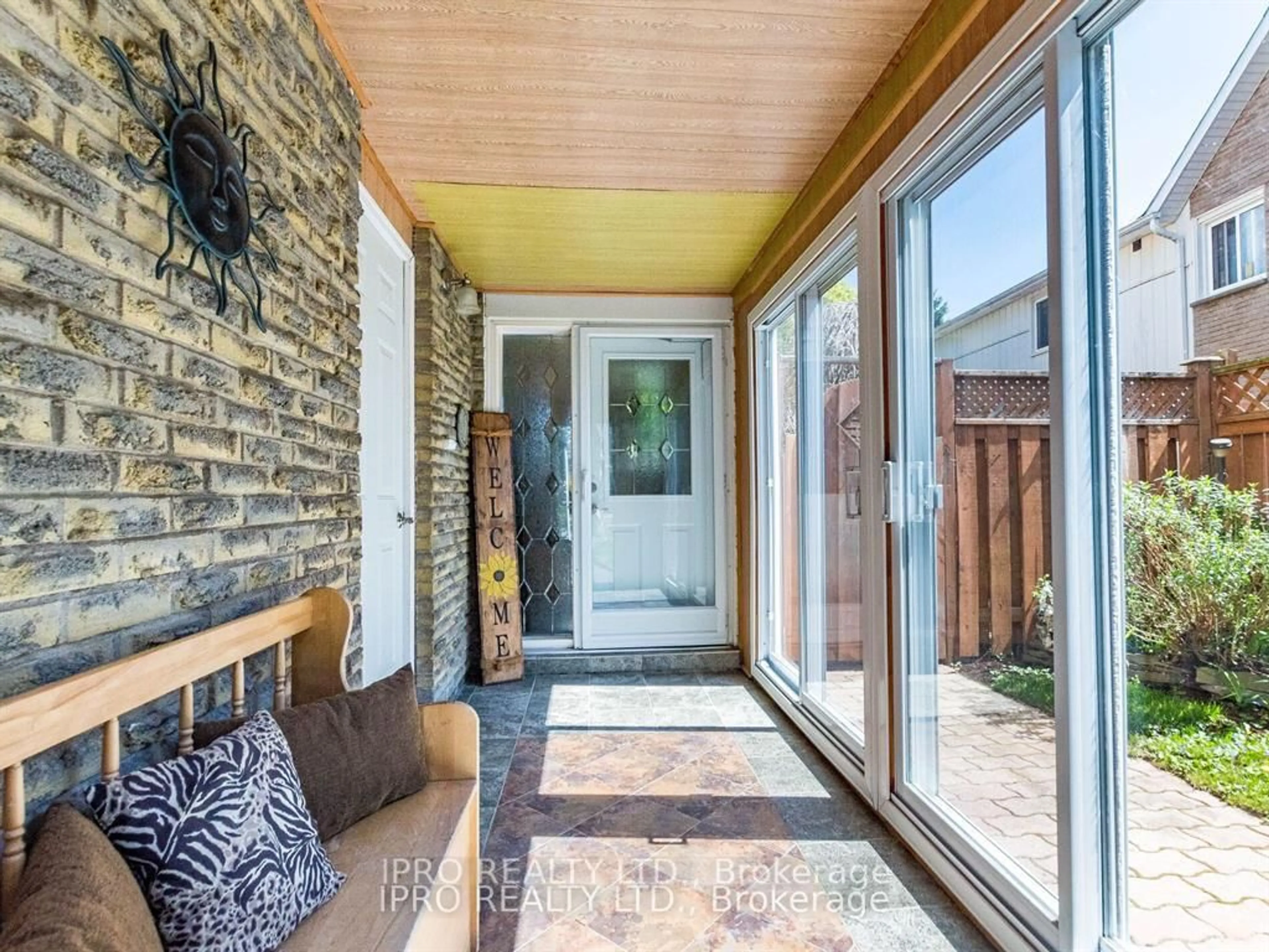 Indoor entryway for 2404 Mainroyal St, Mississauga Ontario L5L 1C9