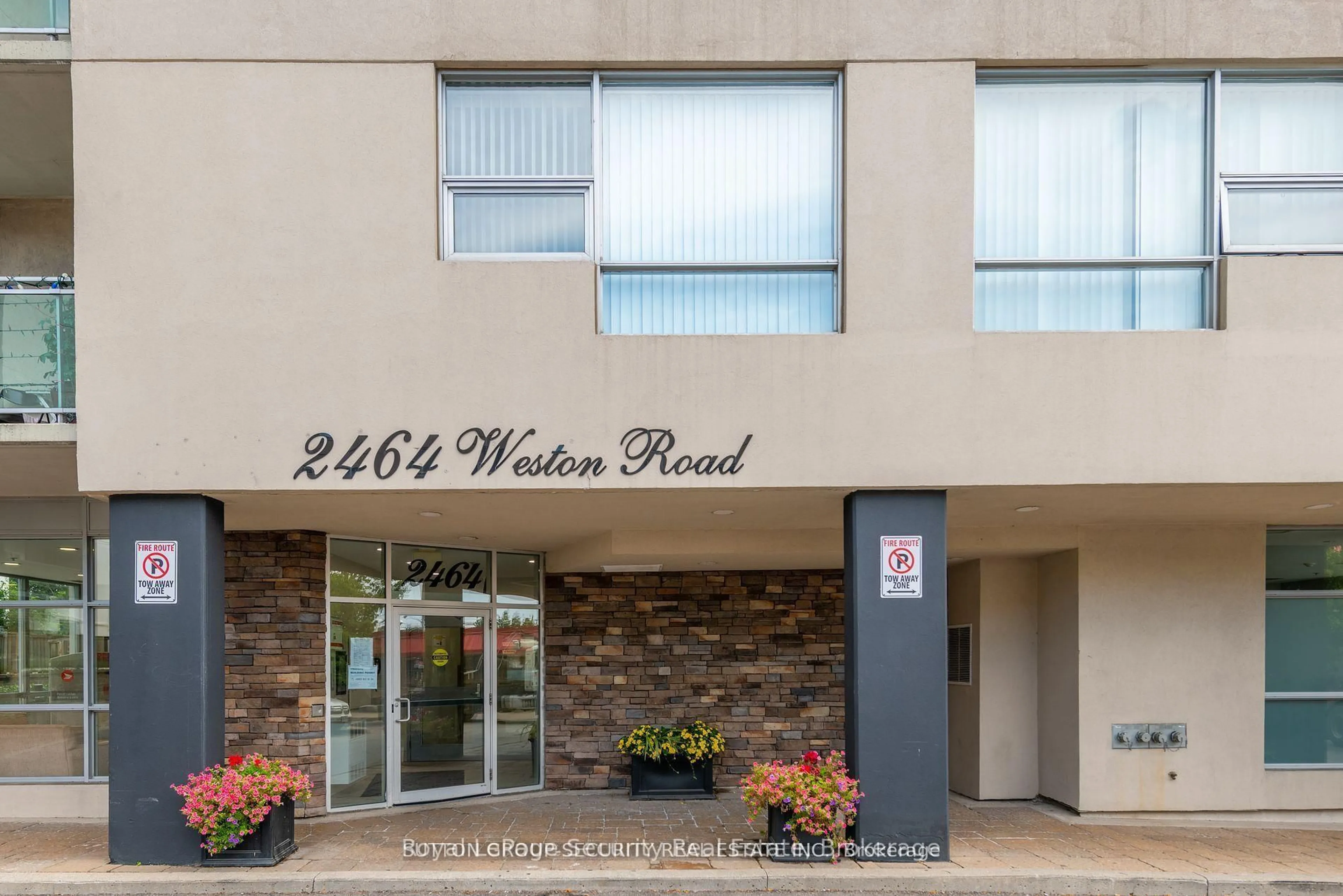 Indoor foyer for 2464 Weston Rd #307, Toronto Ontario M9N 0A2
