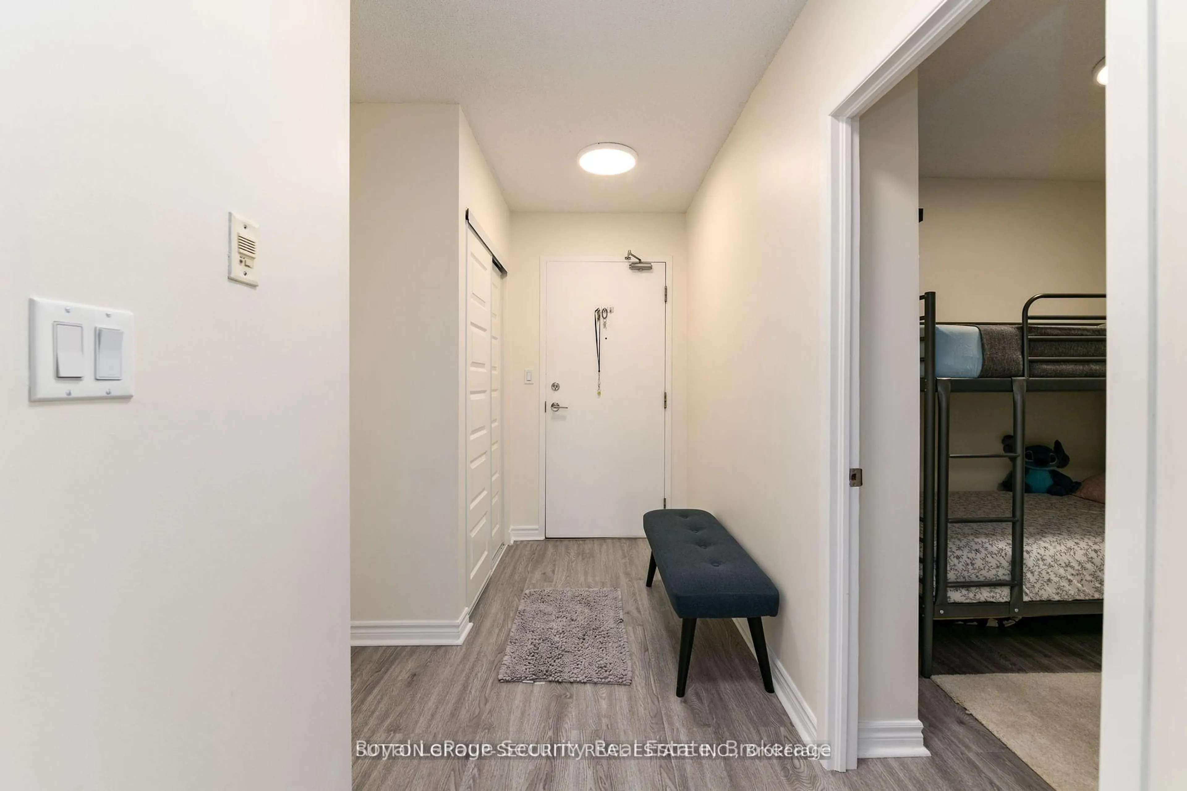 Indoor entryway for 2464 Weston Rd #307, Toronto Ontario M9N 0A2
