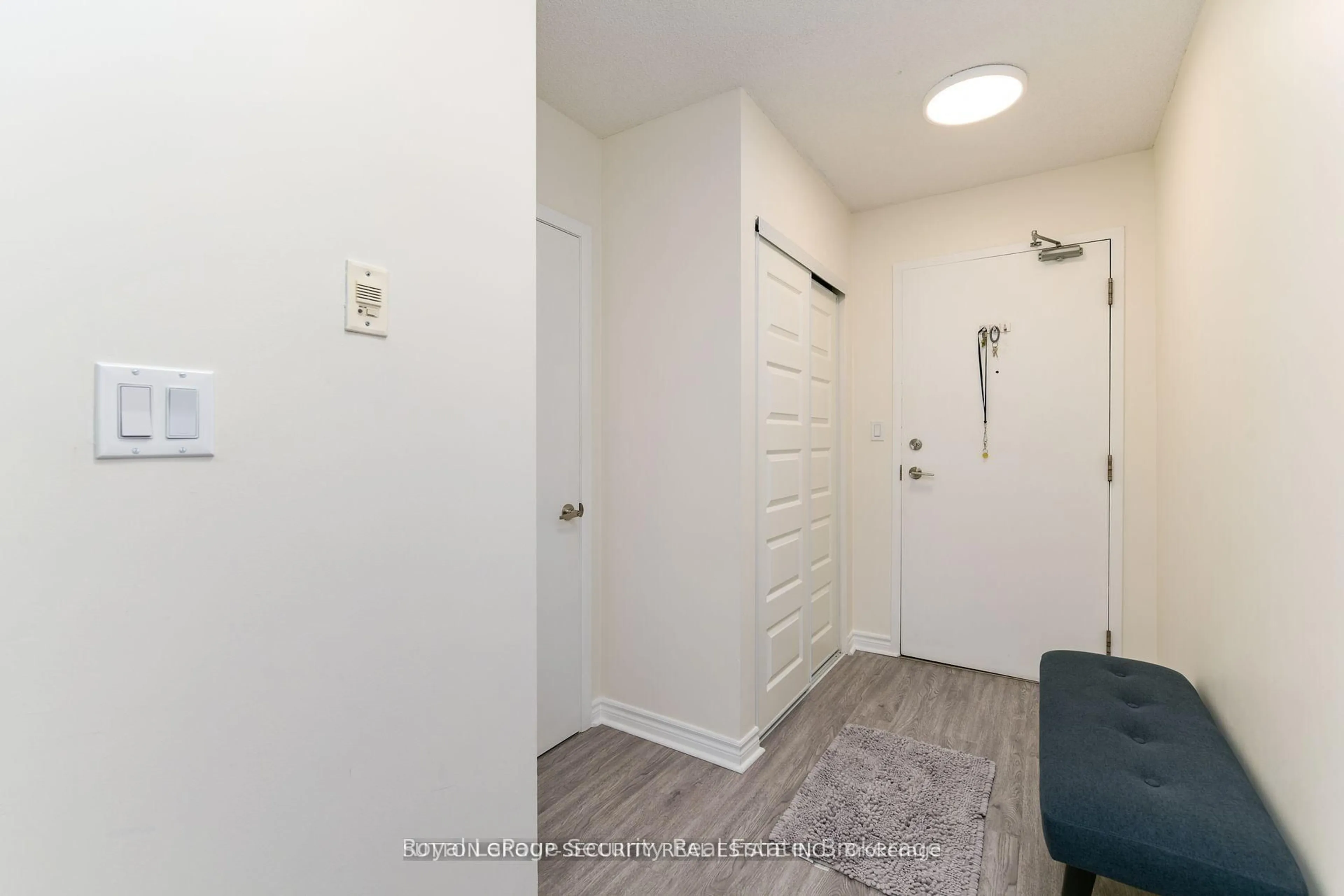 Indoor entryway for 2464 Weston Rd #307, Toronto Ontario M9N 0A2