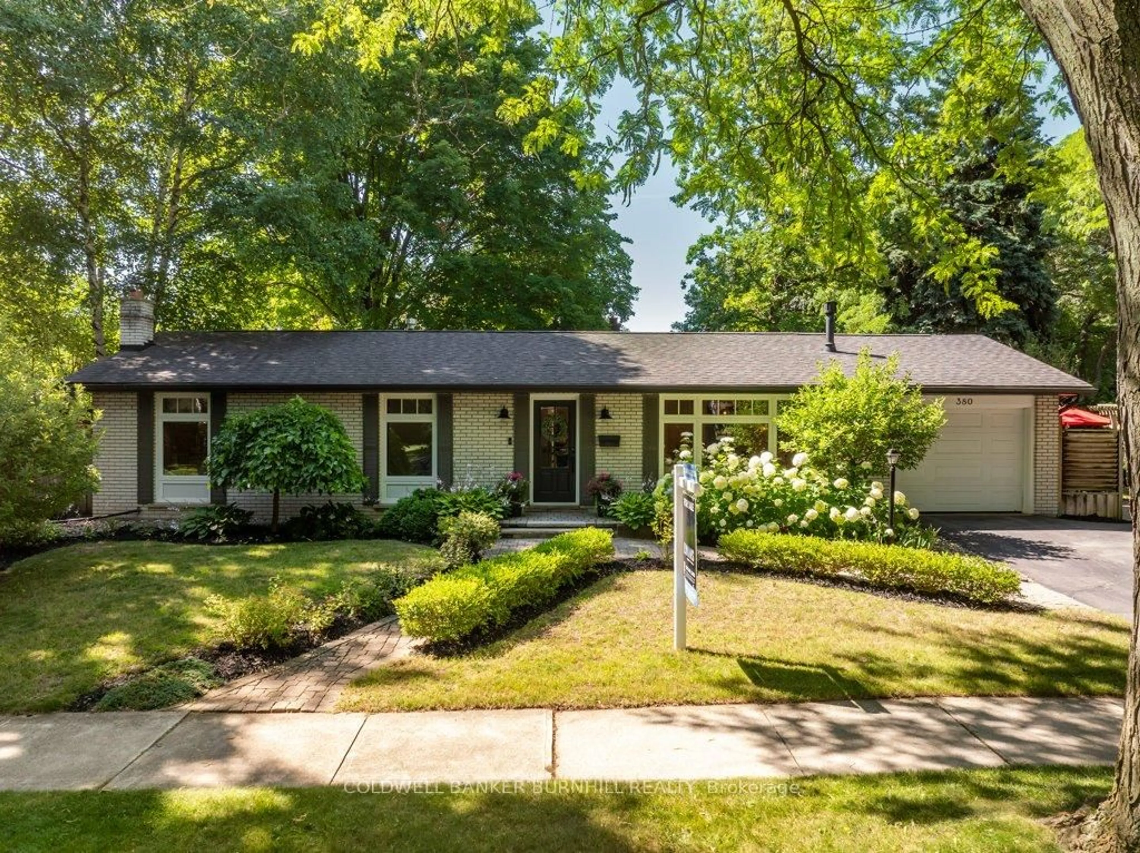 Home with vinyl exterior material, street for 380 ABBOTT Rd, Burlington Ontario L7N 1Z3