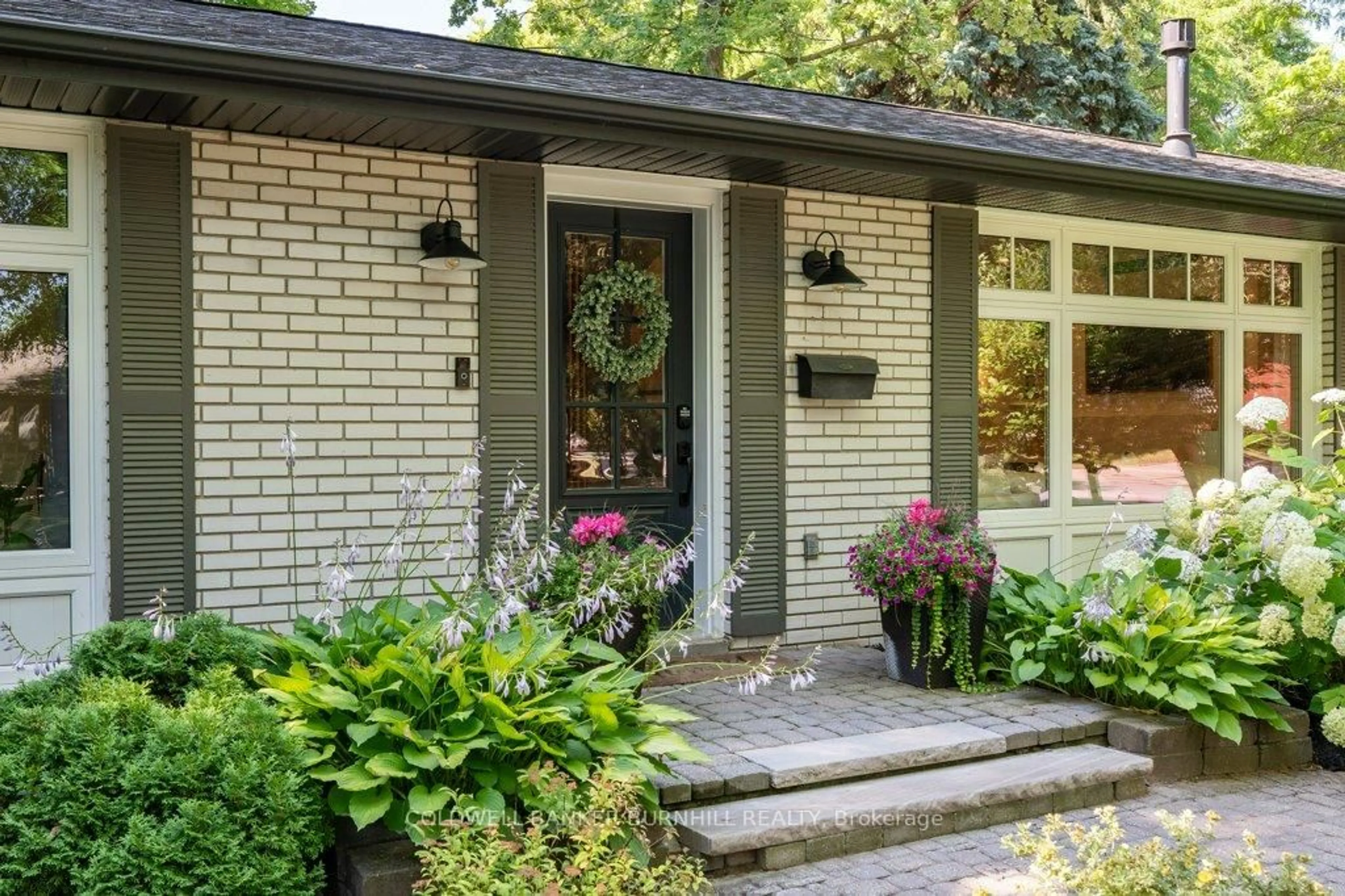 Home with brick exterior material, street for 380 ABBOTT Rd, Burlington Ontario L7N 1Z3