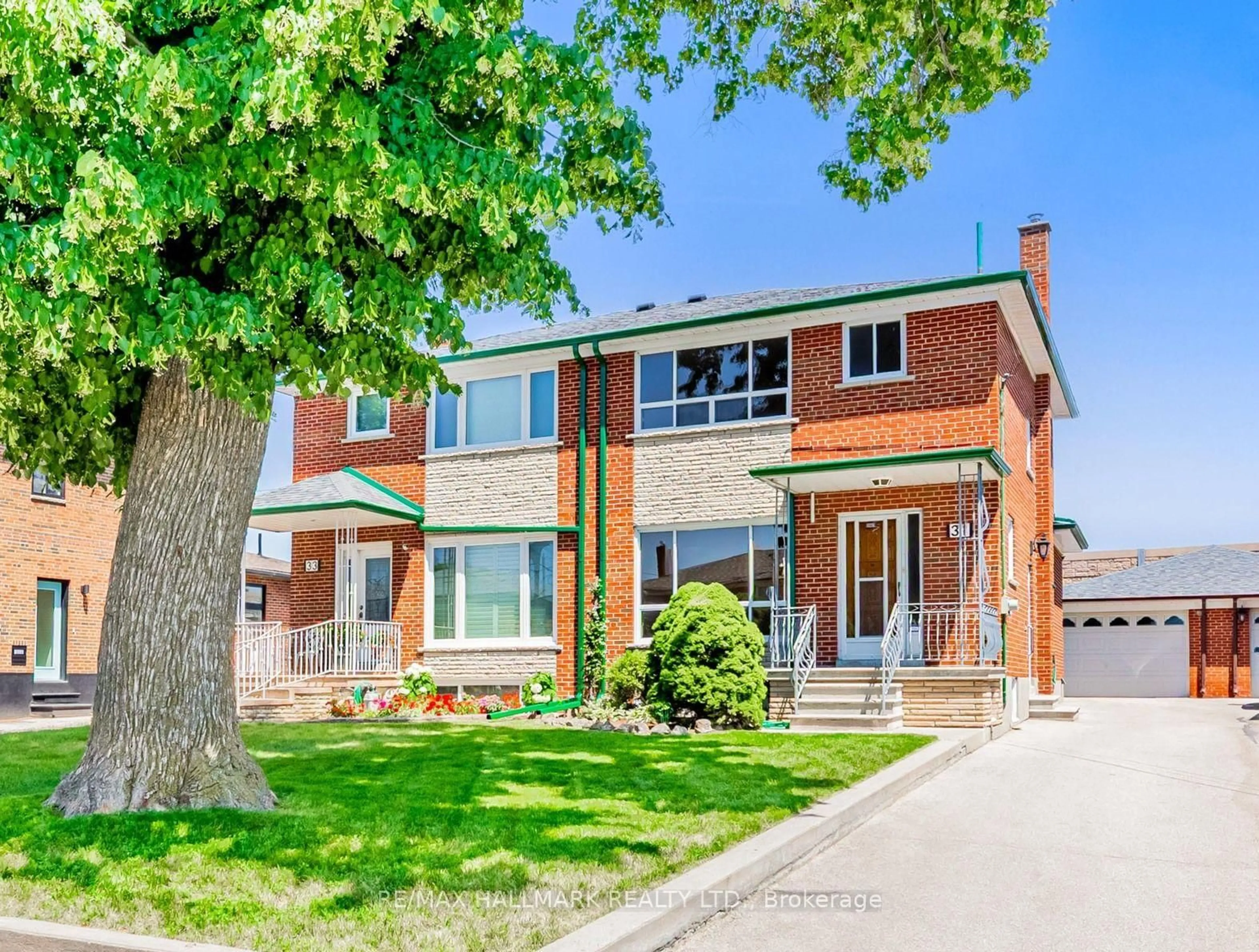 Home with brick exterior material, street for 31 Woodenhill Crt, Toronto Ontario M6M 1K8
