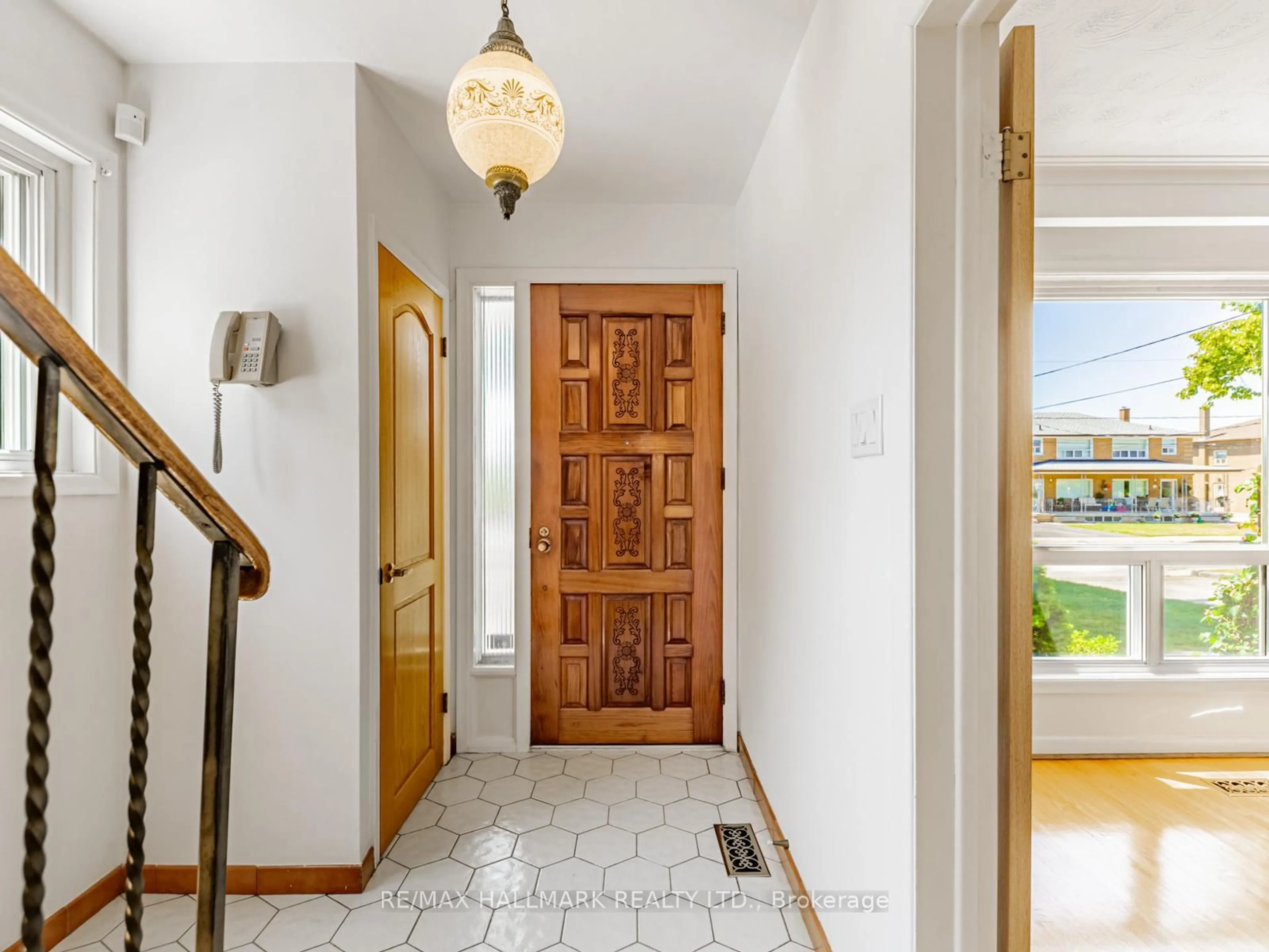 Indoor entryway for 31 Woodenhill Crt, Toronto Ontario M6M 1K8
