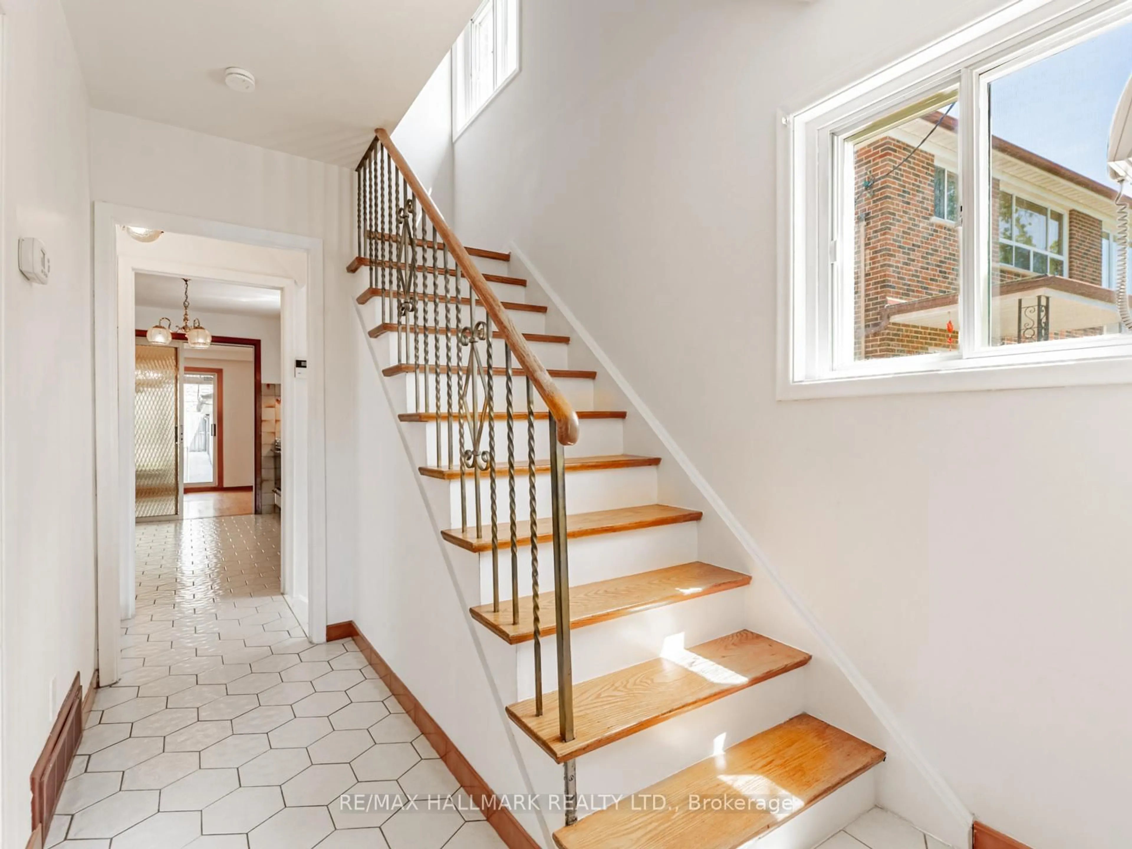 Indoor entryway for 31 Woodenhill Crt, Toronto Ontario M6M 1K8