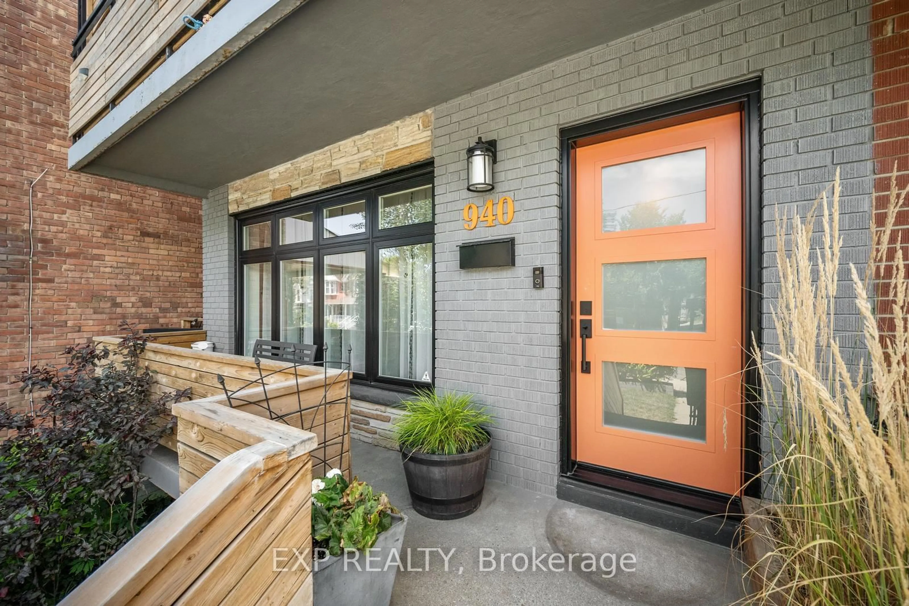 Indoor entryway for 940 Dovercourt Rd, Toronto Ontario M6H 2X5